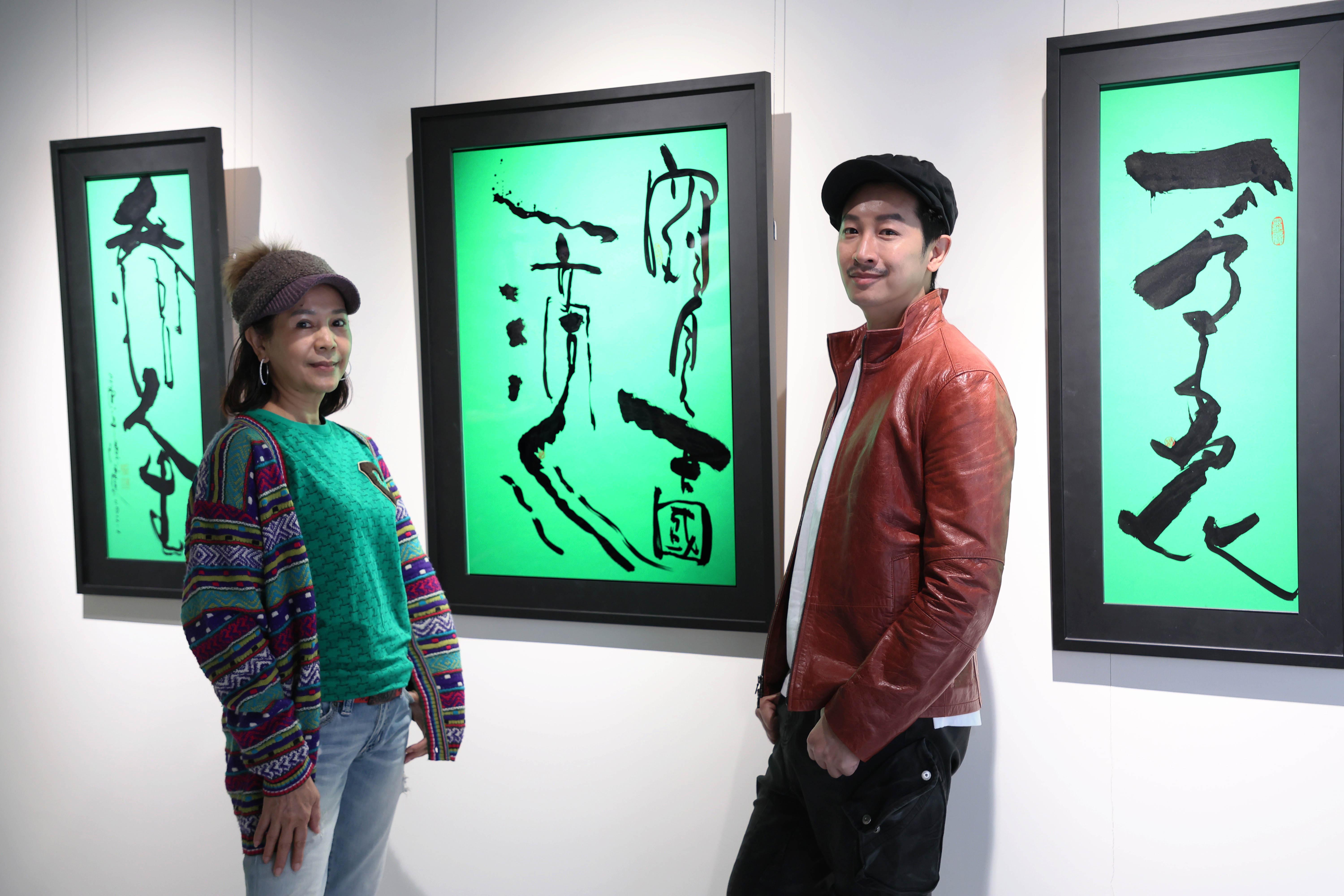 Darren（右）曾在新加坡求學六年受藝術家陳玉庭（左）照顧。（杰威爾音樂提供）