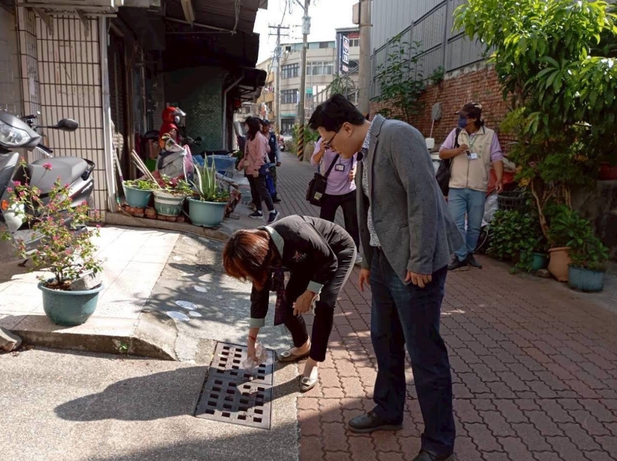 台南市副秘書長徐健麟親自帶領市府防疫團隊深入社區進行環境巡查。(台南市政府提供)