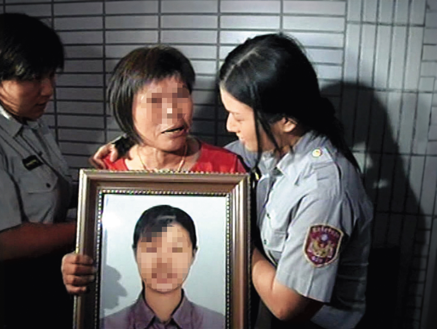 小玉的母親拿著愛女遺照，在法院痛斥凶手喪盡天良。（東森新聞提供）