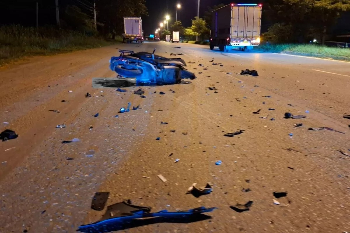 40歲的再延（Jatupol Jaiyen）騎乘摩托車時，疑似不慎追撞上一輛拖車，當場喪命。（翻攝自กฤษณะ กู้ภัยโรจนะ Facebook）