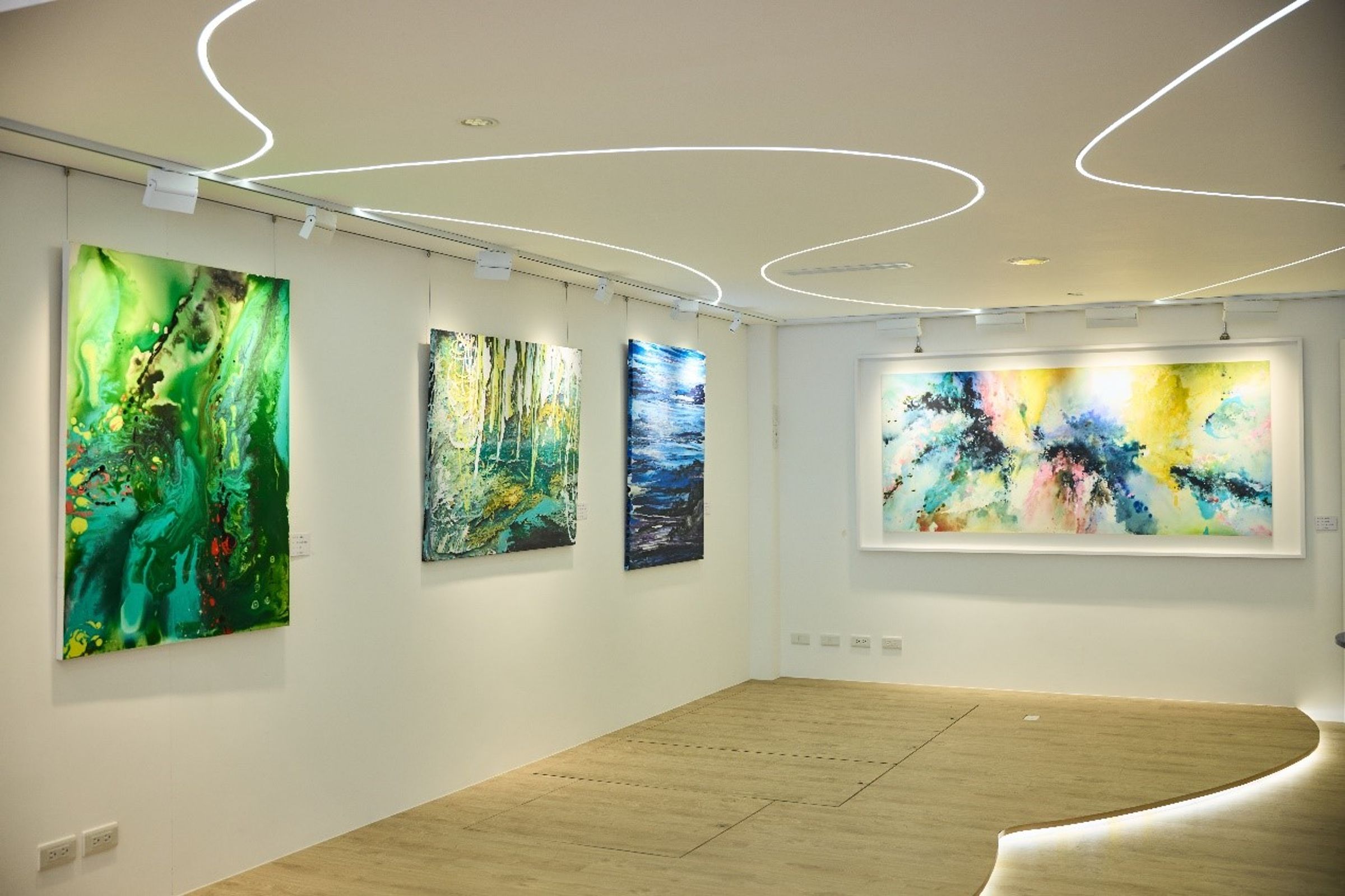 謝麗美1.0瞬間流展現場展出多幅珍愛的「瞬間流」作品,每一幅都值得駐足細細品味。