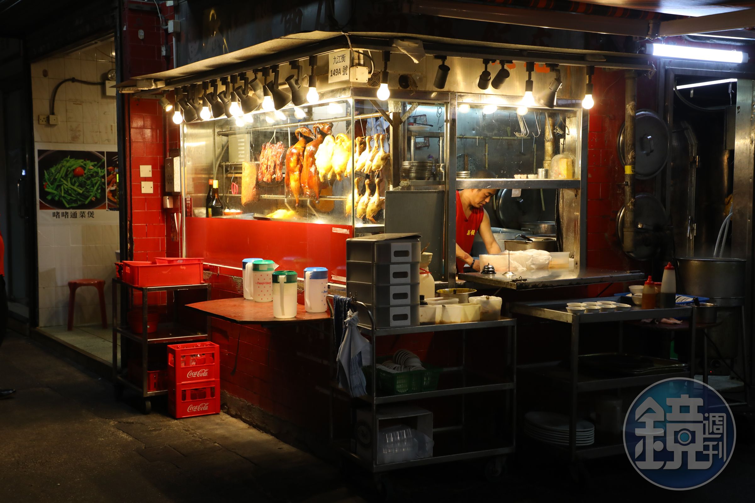 陳錦明併購了對街本要收攤的燒臘店，現在店裡也供應優質燒味。