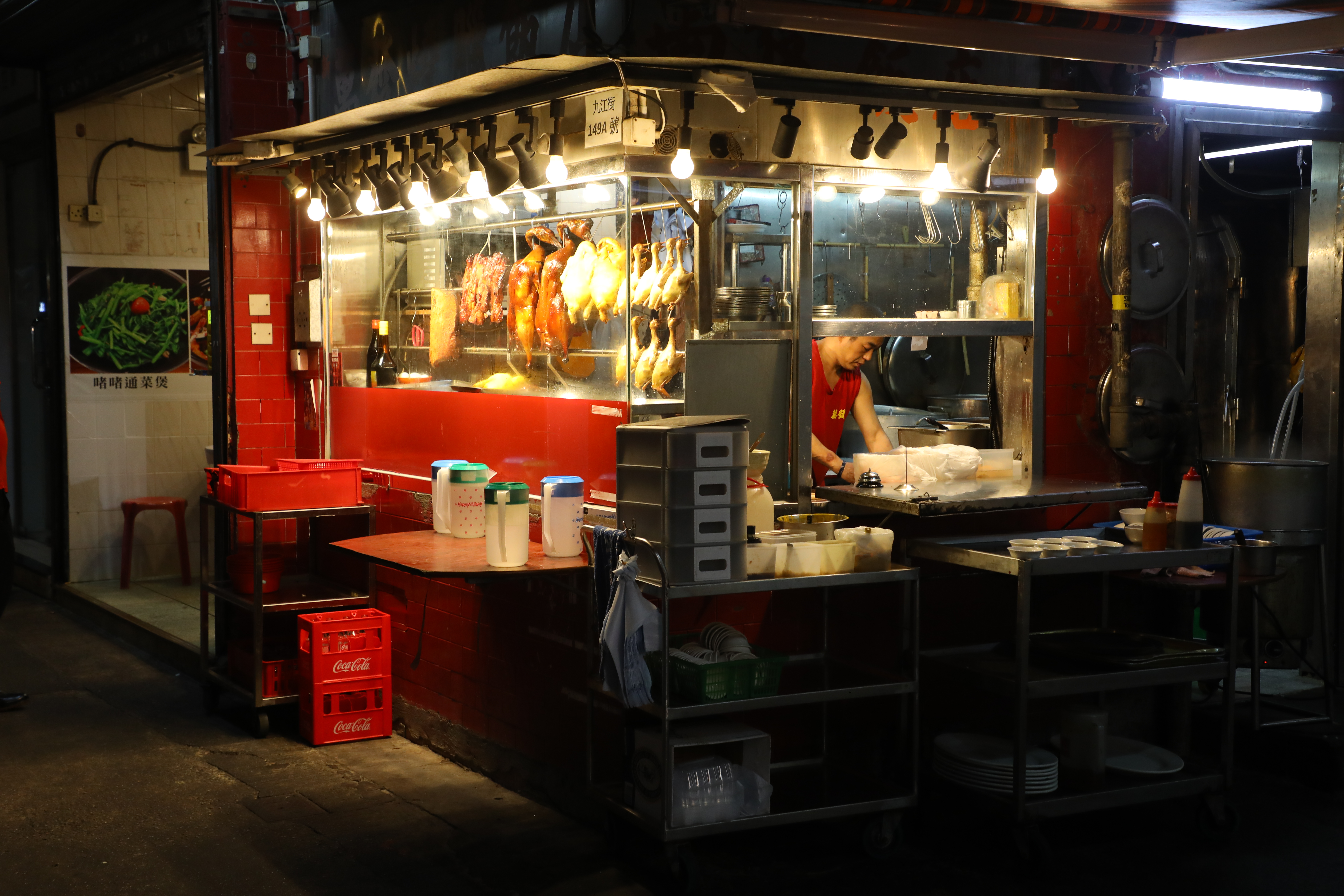 陳錦明併購了對街本要收攤的燒臘店，現在店裡也供應優質燒味。