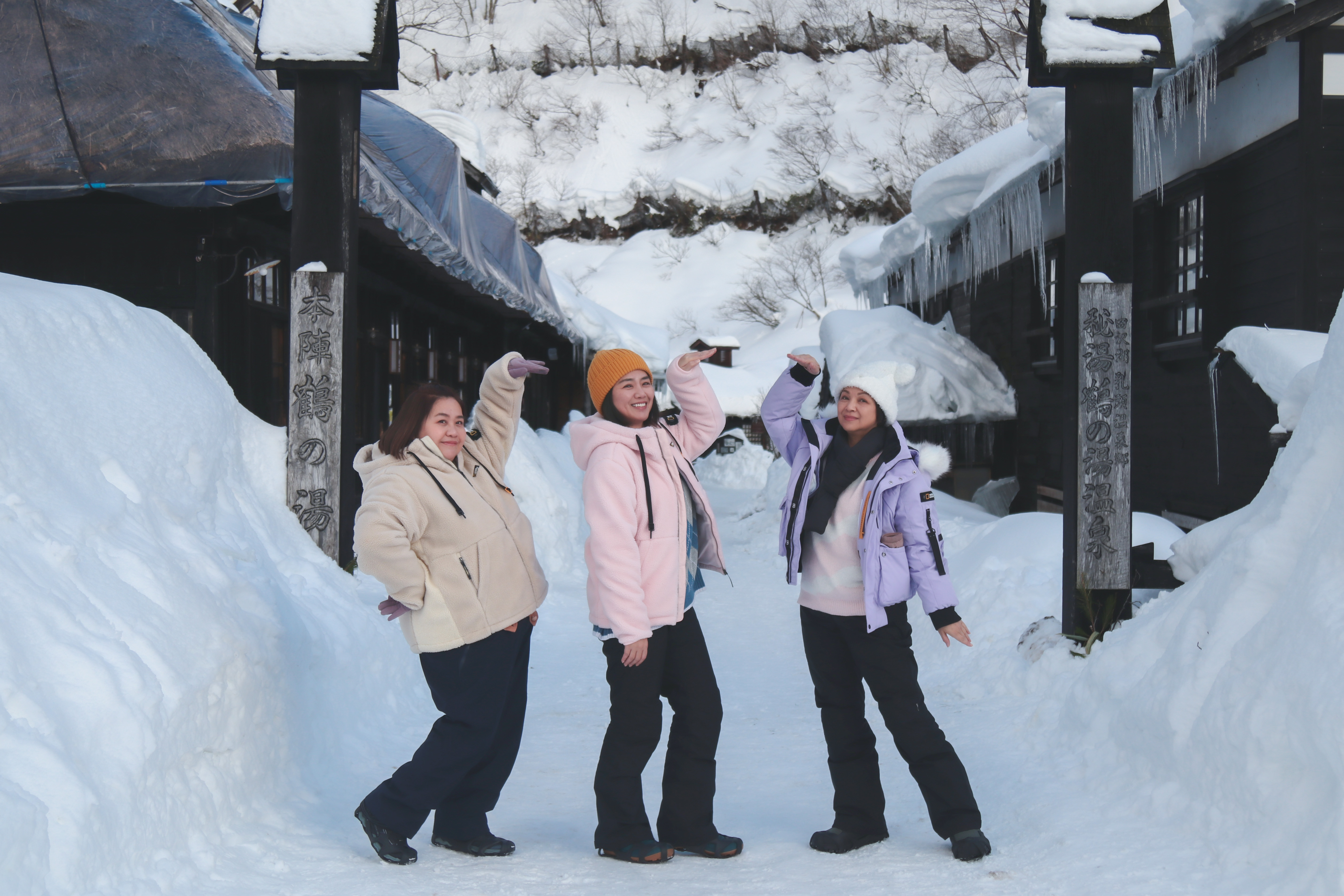 鍾欣凌(左起)、嚴藝文、楊貴媚到秋田乳頭溫泉體驗「混湯」挑戰。(桂田文化藝術基金會、桂田文創提供)