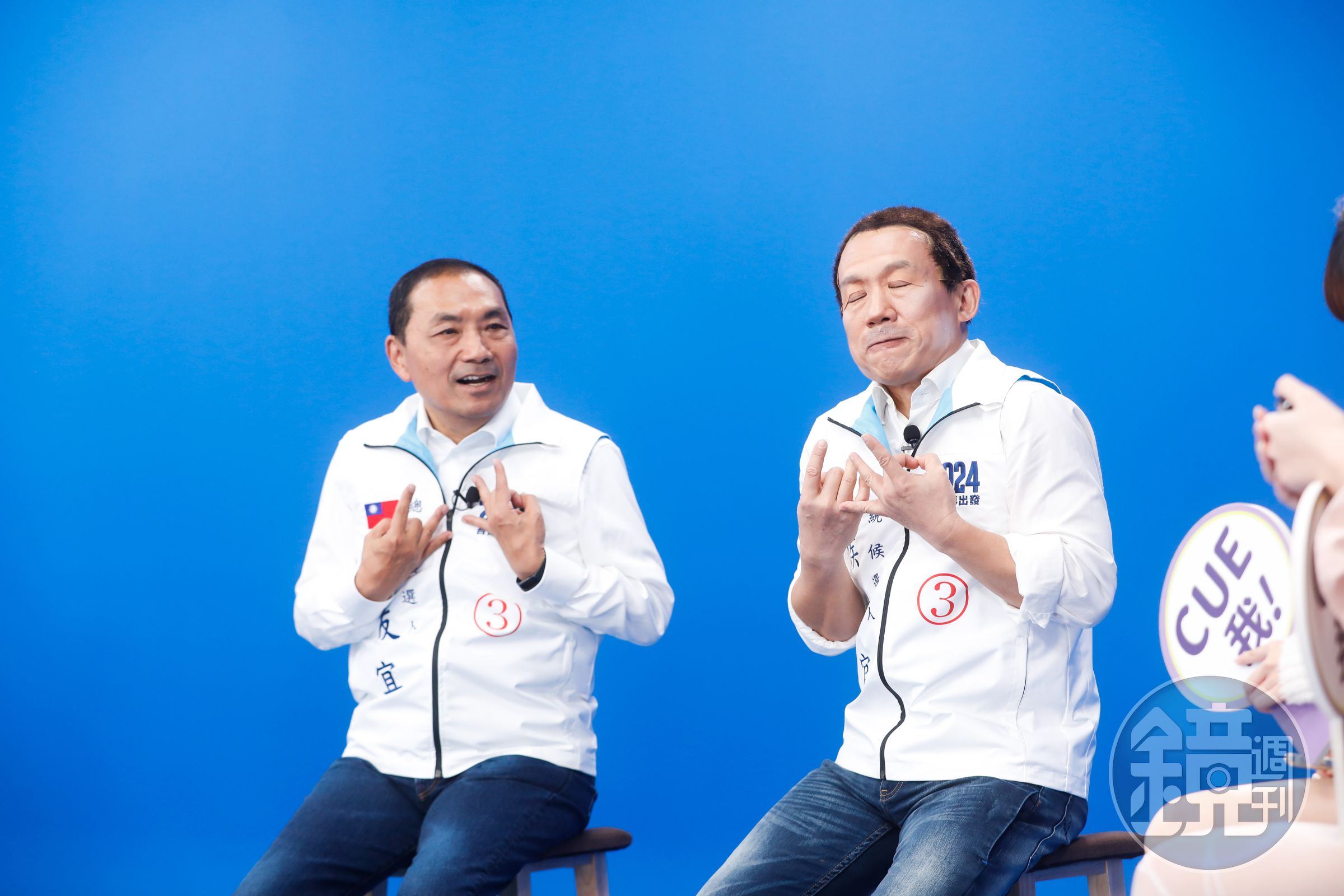 侯友宜(左)參加《鄉民大學問》,與主持人郭子乾(右)扮演的「侯友疑」一起比出喜樂手勢。