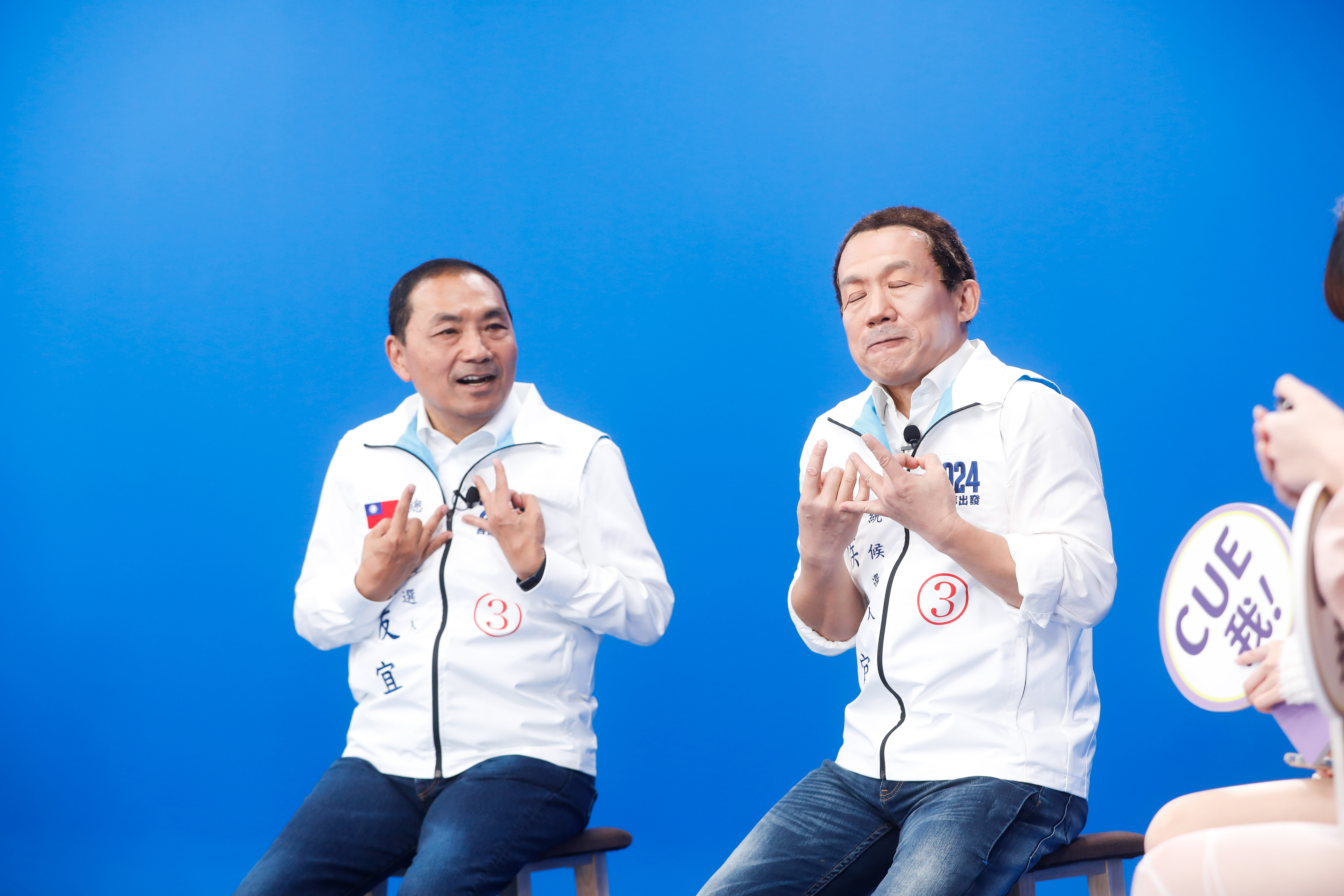 侯友宜（左）參加《鄉民大學問》，與主持人郭子乾（右）扮演的「侯友疑」一起比出喜樂手勢。