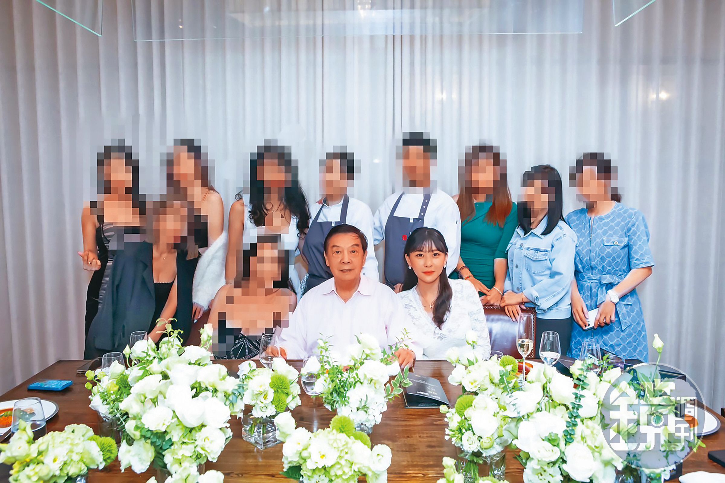 王廣德（前中）因日日豪砸數十萬元邀約名媛聚餐聞名，牽涉詐騙集團並認罪的網紅仙塔律師（前右）也是座上賓。（讀者提供）