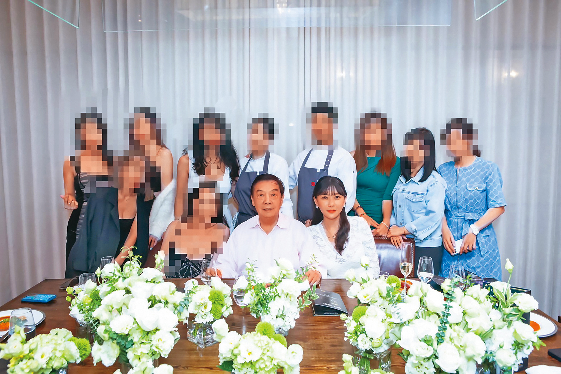 王廣德(前中)因日日豪砸數十萬元邀約名媛聚餐聞名,牽涉詐騙集團並認罪的網紅仙塔律師(前右)也是座上賓。(讀者提供)