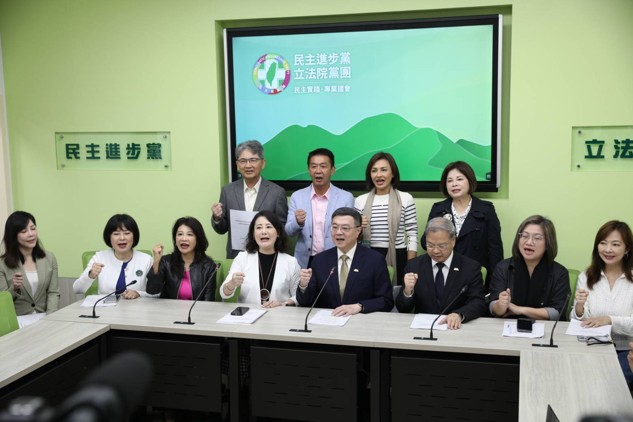 卓揆拜會民進黨團，爭取4,100億元特別預算。（鏡報新聞網）