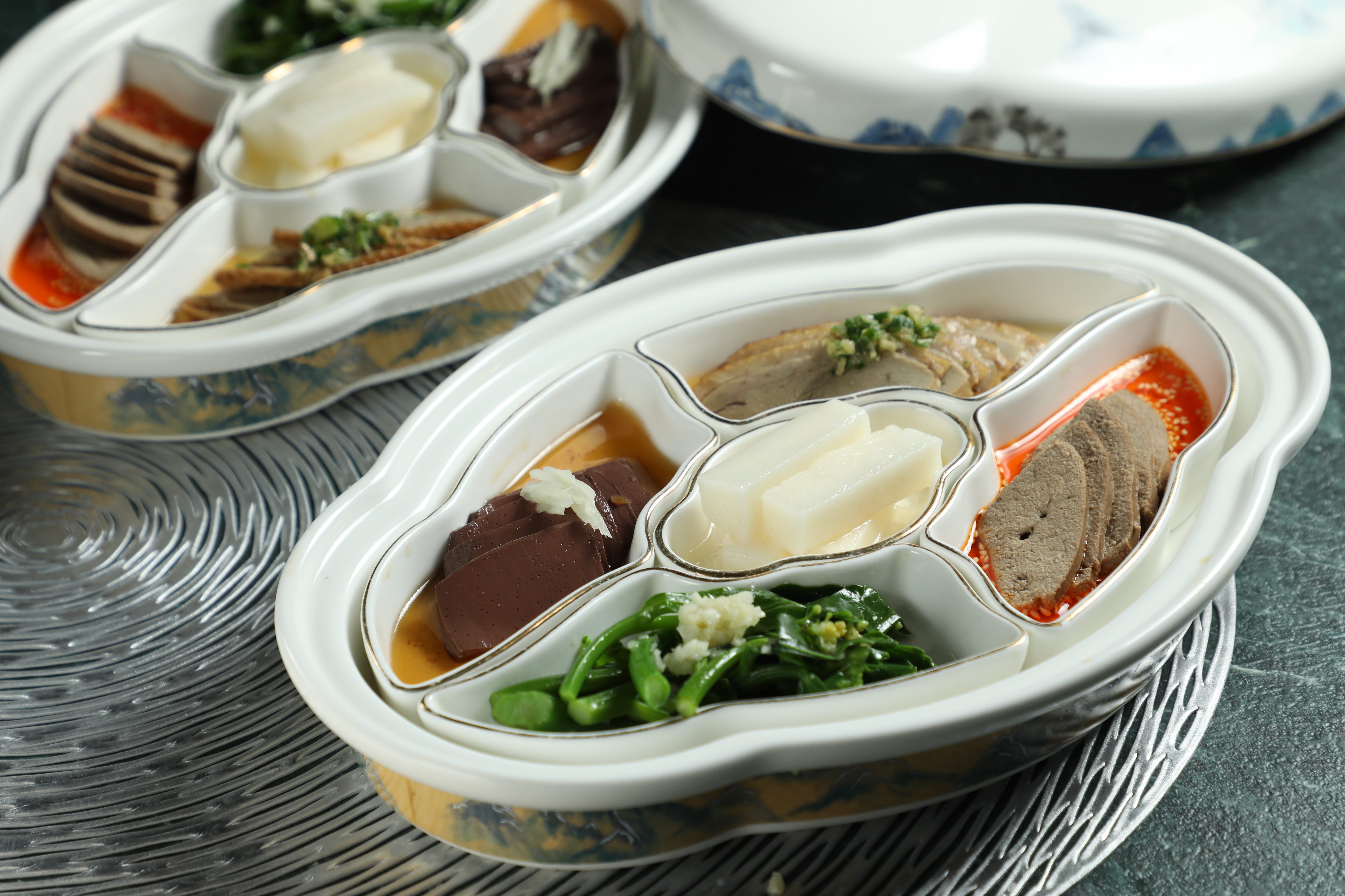 源自華國老食譜的「潮州滷水拼盤」，經典的鵝肉、粉肝、鴨血如今只有在「華國私廚廖家宴&The Bar」吃得到。