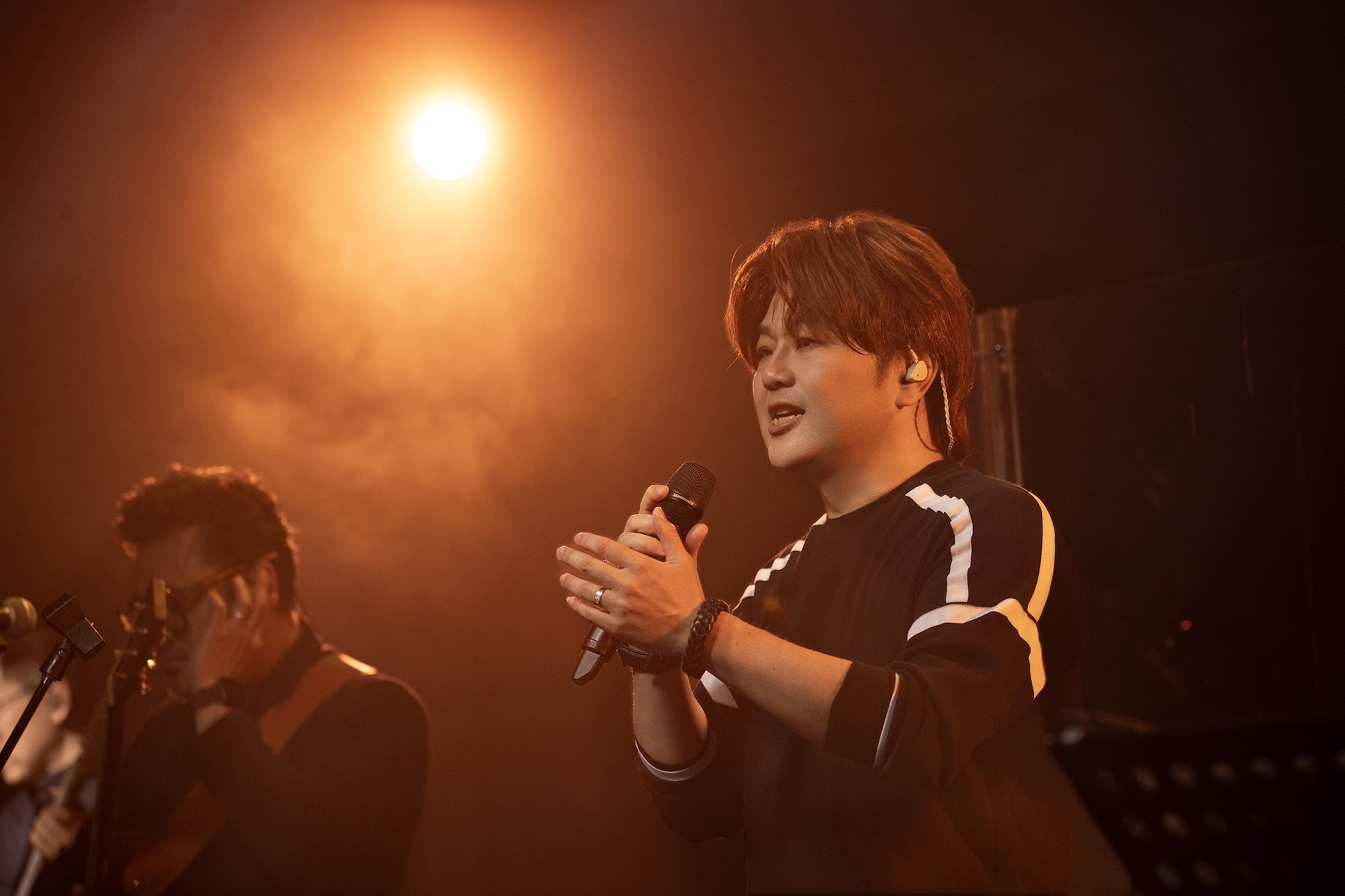 蘇震洋舉辦《做自己的光》LIVE SHOW，一口氣演唱16首歌曲，展現多年PUB演唱累積的現場功力。（綵星娛樂提供）