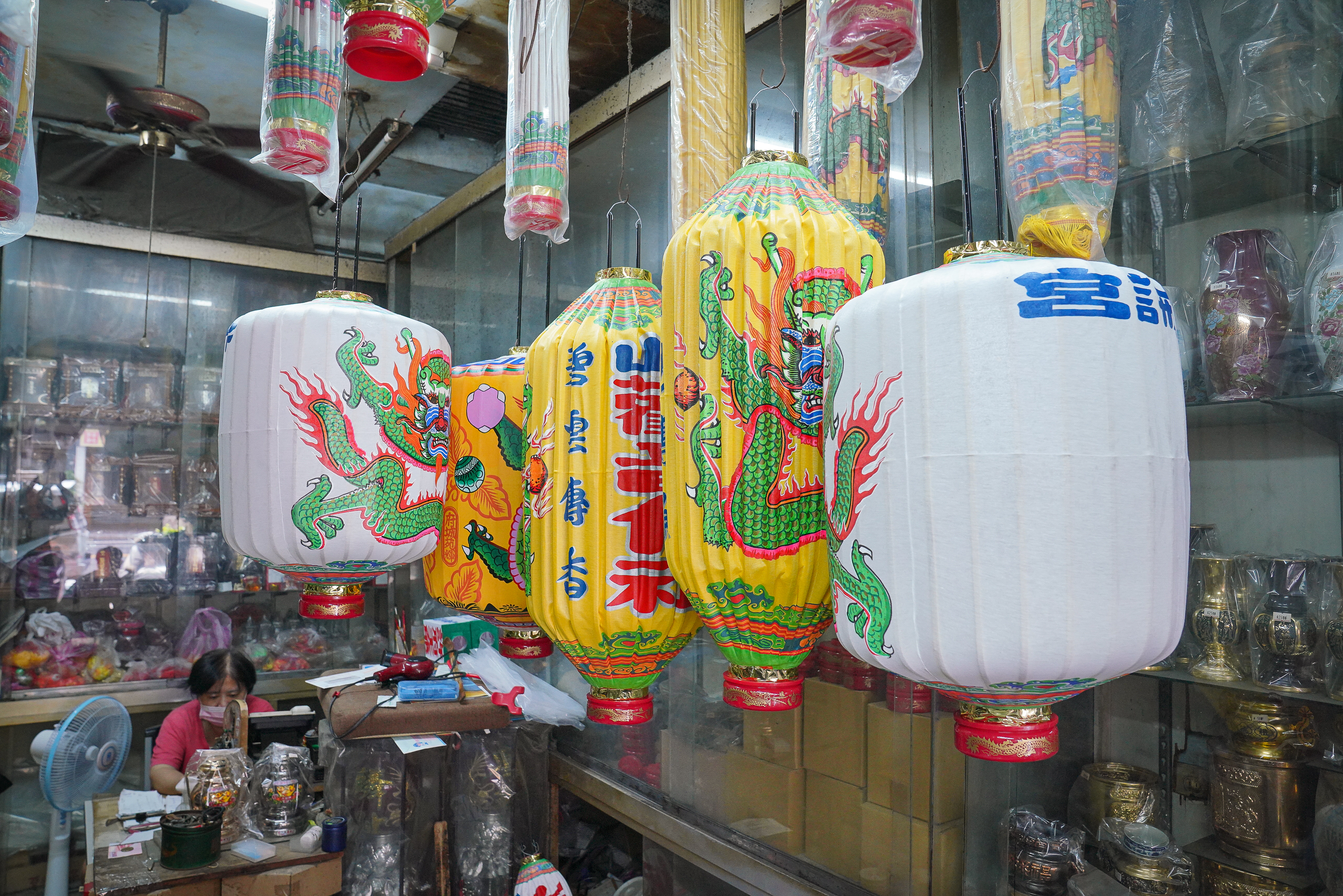 手繪籠不打草稿，在腦中構思位置中就下筆開始畫，多練習才不會畫錯。