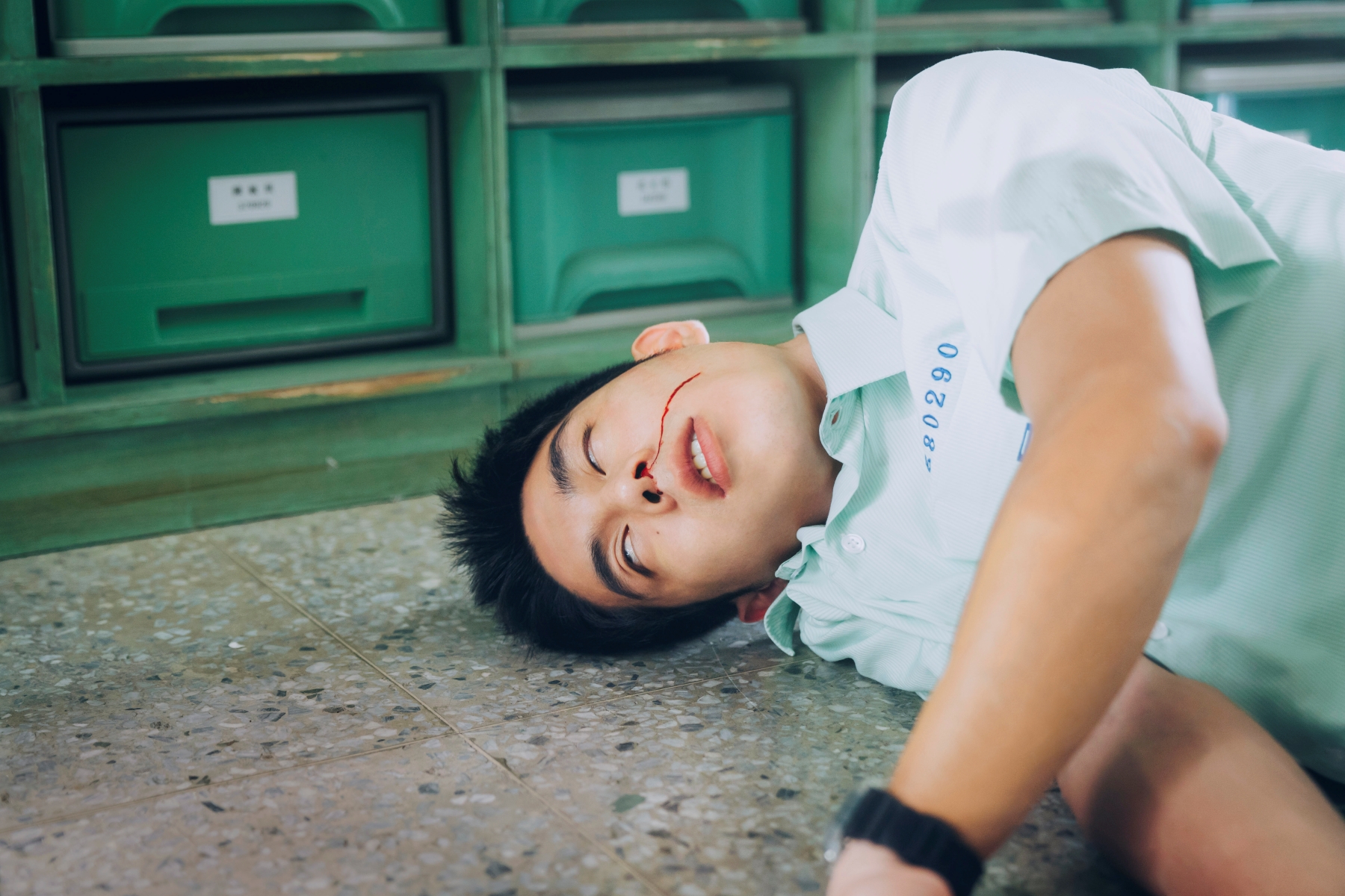 詹懷雲飾演愛裝病的高中生，被江齊識破不說，還被對方賞巴掌流鼻血倒地。（紅杉娛樂提供）