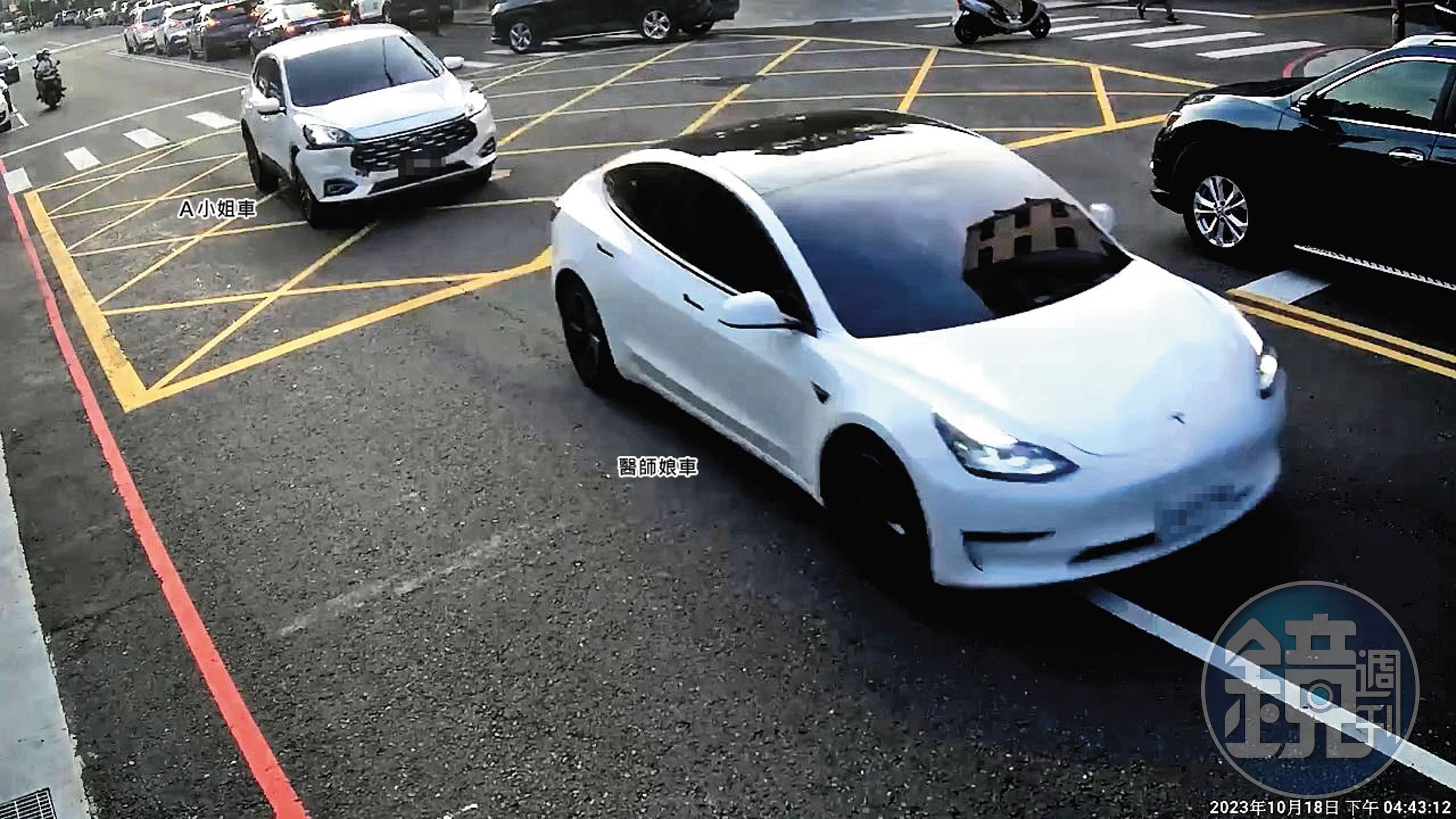 發現丈夫與醫師娘小三共乘特斯拉,A小姐駕車尾隨追逐。(讀者提供)