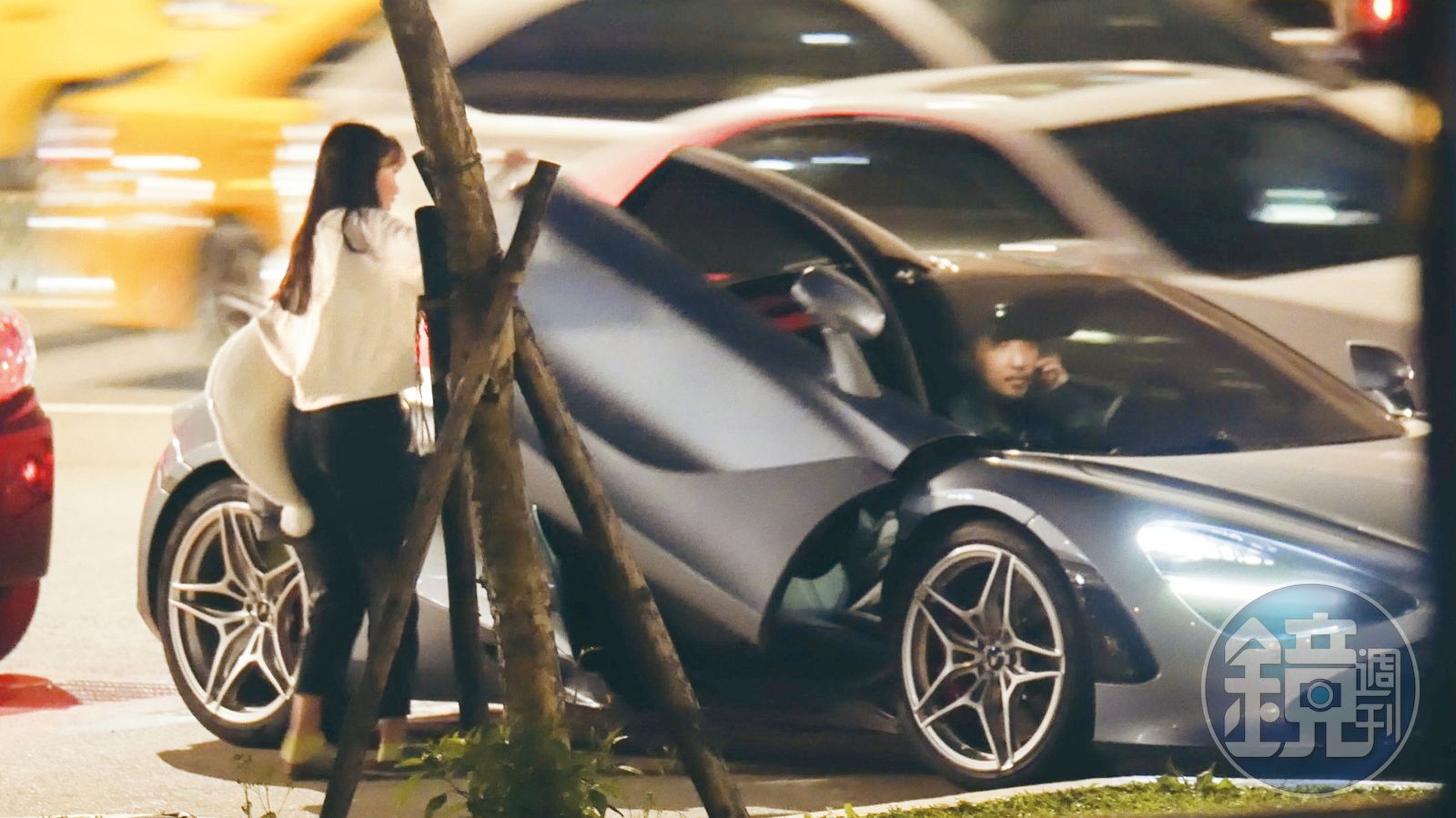 李進良開千萬跑車接女兒的畫面，也搬上《整形過後》的劇情