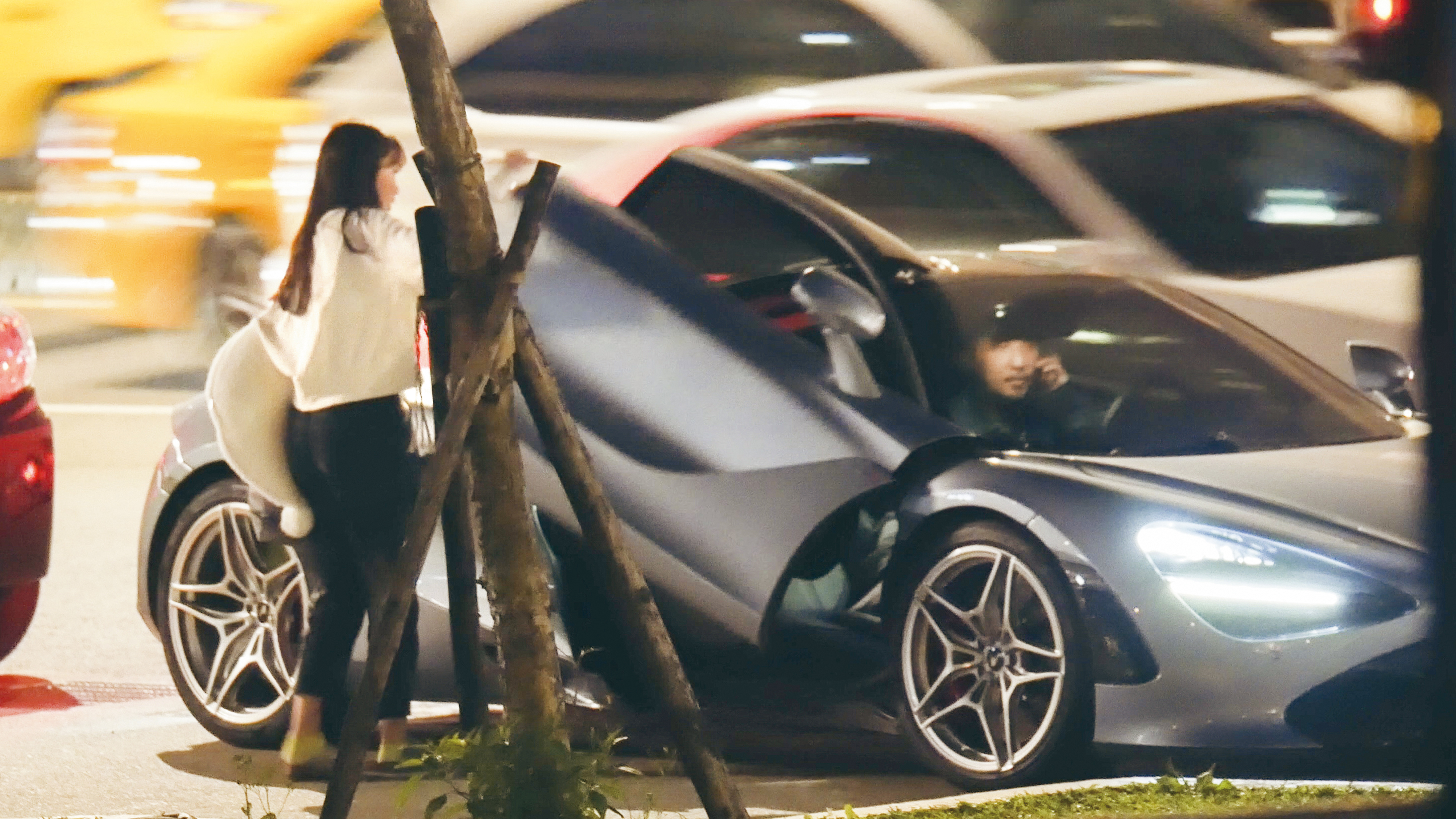 李進良開千萬跑車接女兒的畫面,也搬上《整形過後》的劇情。