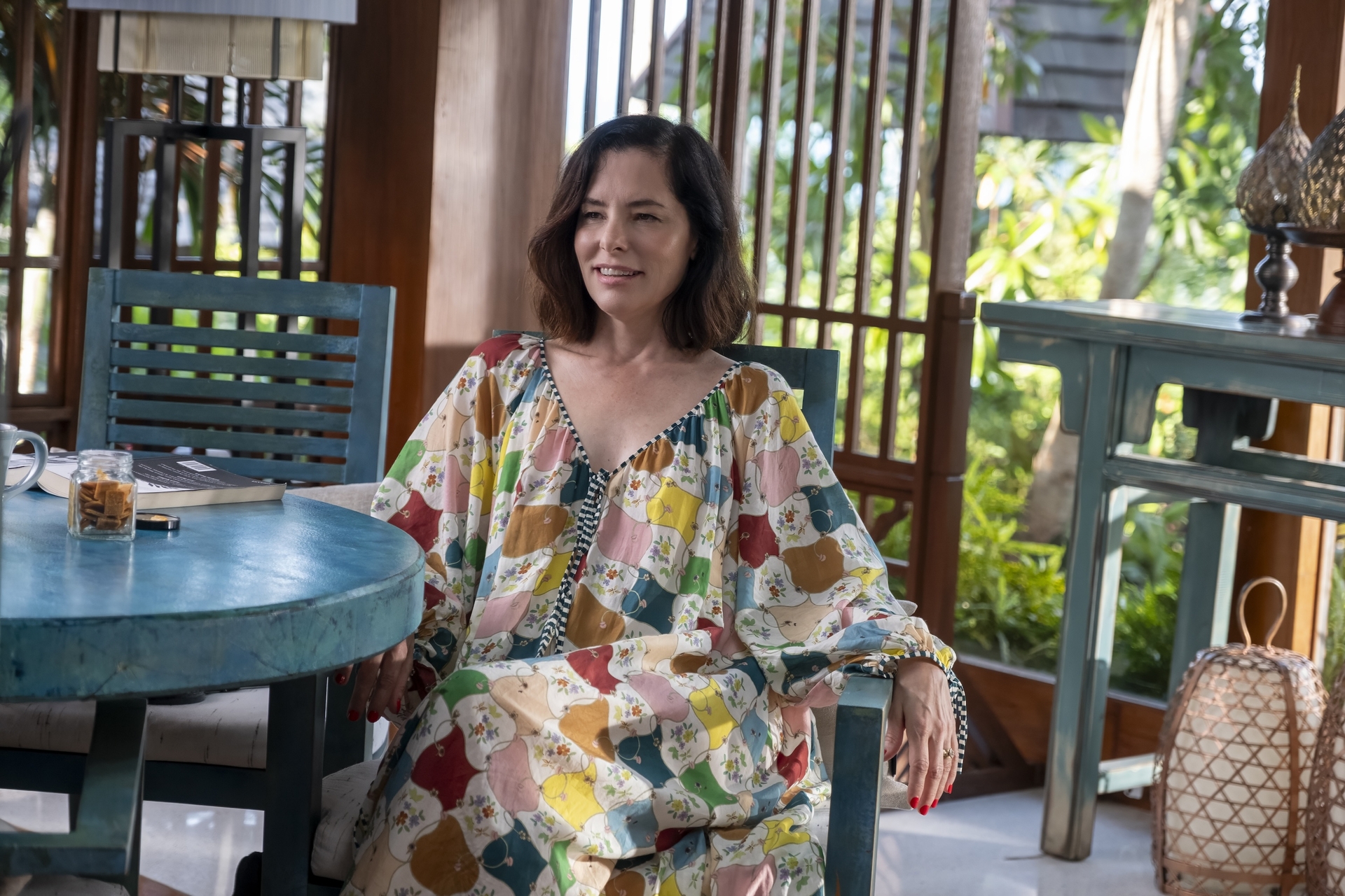 帕克波西在《白蓮花大飯店》第3季包辦了最讓人噴飯的台詞，像是把佛教搞成中國的，又把泰國講成台灣，讓《時代雜誌》取笑這位太太知道自己人在哪嗎？（HBO與Max提供）