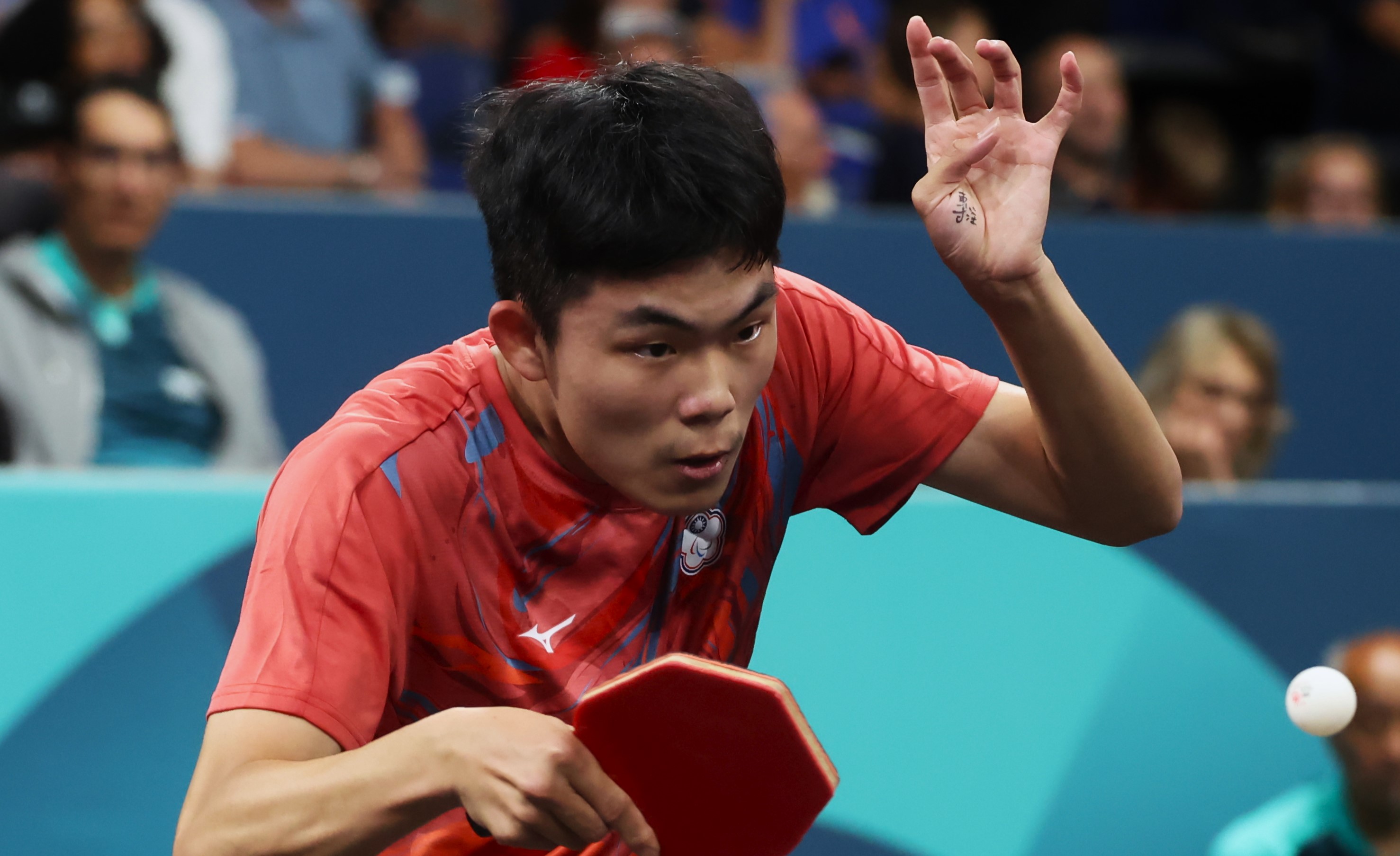 17歲陳柏諺第一次登上帕運舞台，教練怕他太興奮，在他手掌上寫下「專注」2字。（體育署提供）