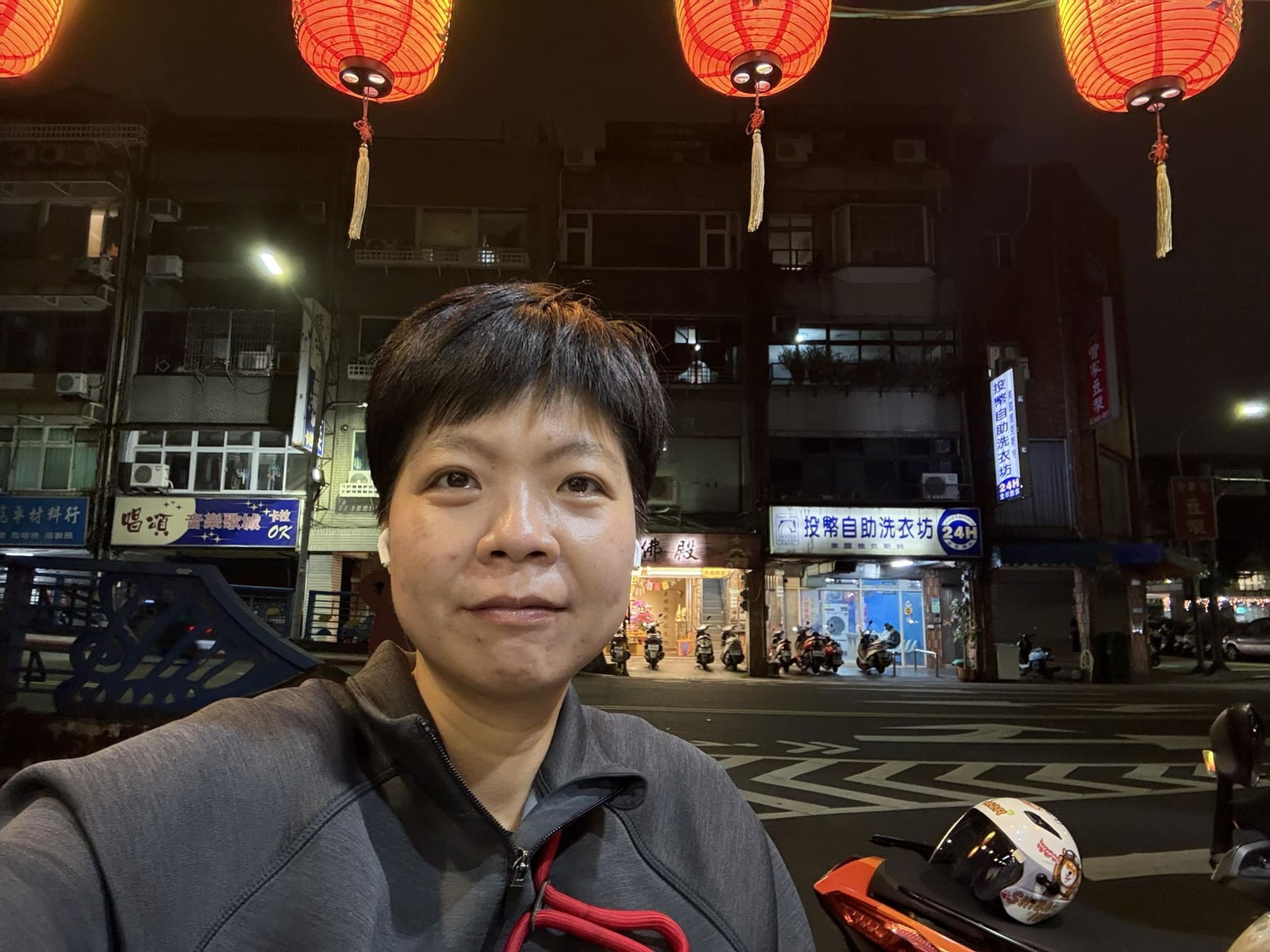 劉柏君昨po文,提到自己先前經過行天宮時,有個撐傘阿姨向她比中指,看了一下對方身後,發現有位「妹妹」跟著。(翻攝自劉柏君臉書)