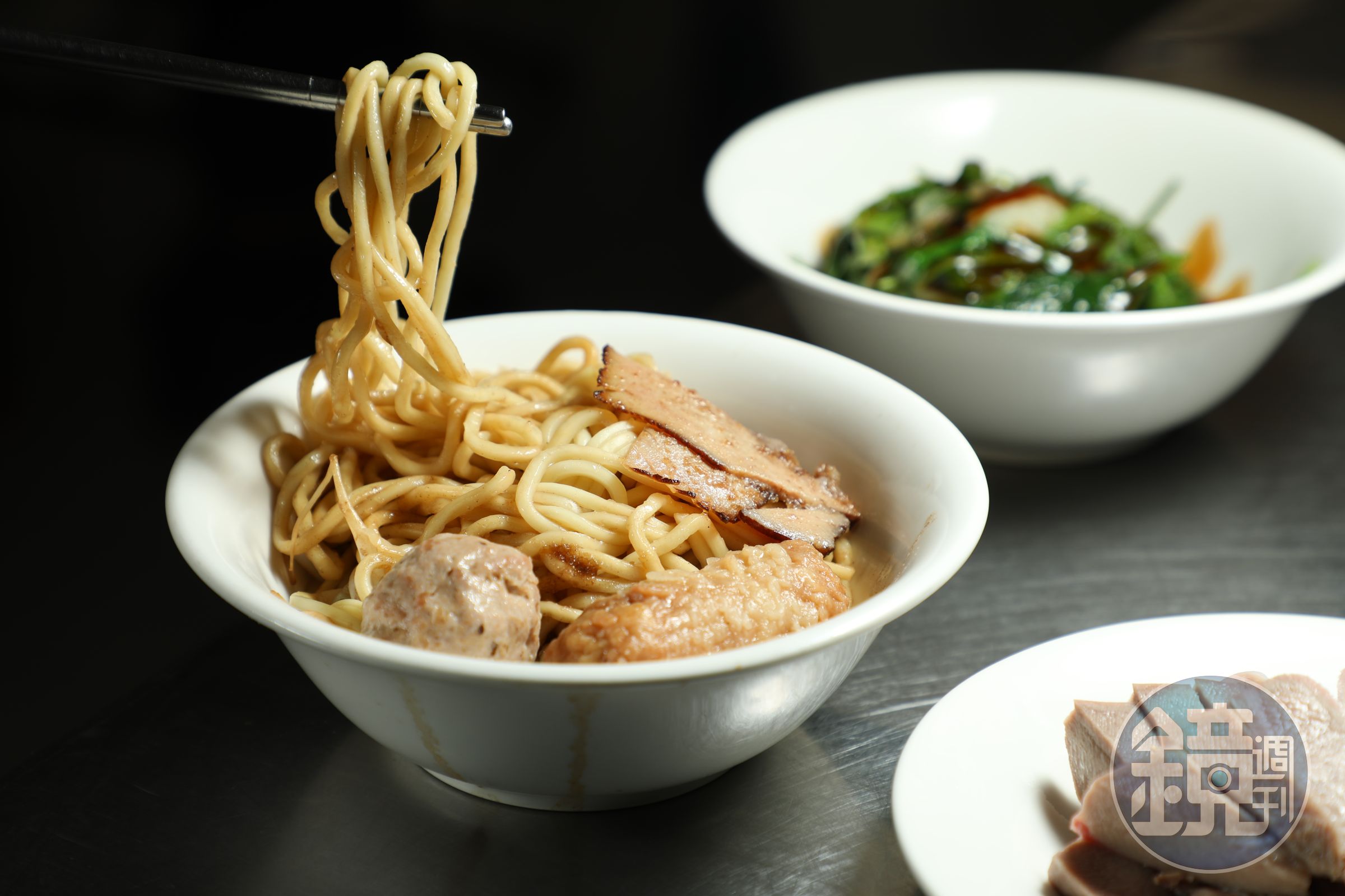 「乾麵」醬香迷人,還吃得到每天新鮮製作的雞捲、丸子和肉片。(70元/小碗)