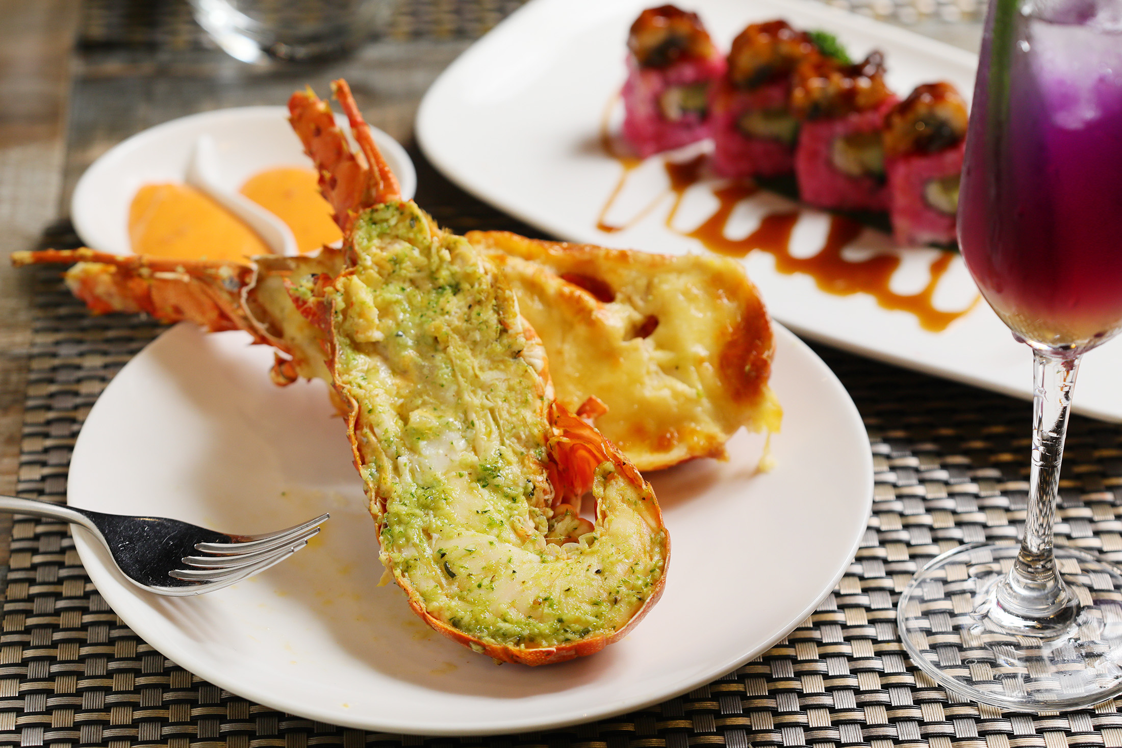 來到越南芽莊有不少必嘗的美食小吃，其中一樣就是當地養殖的龍蝦。