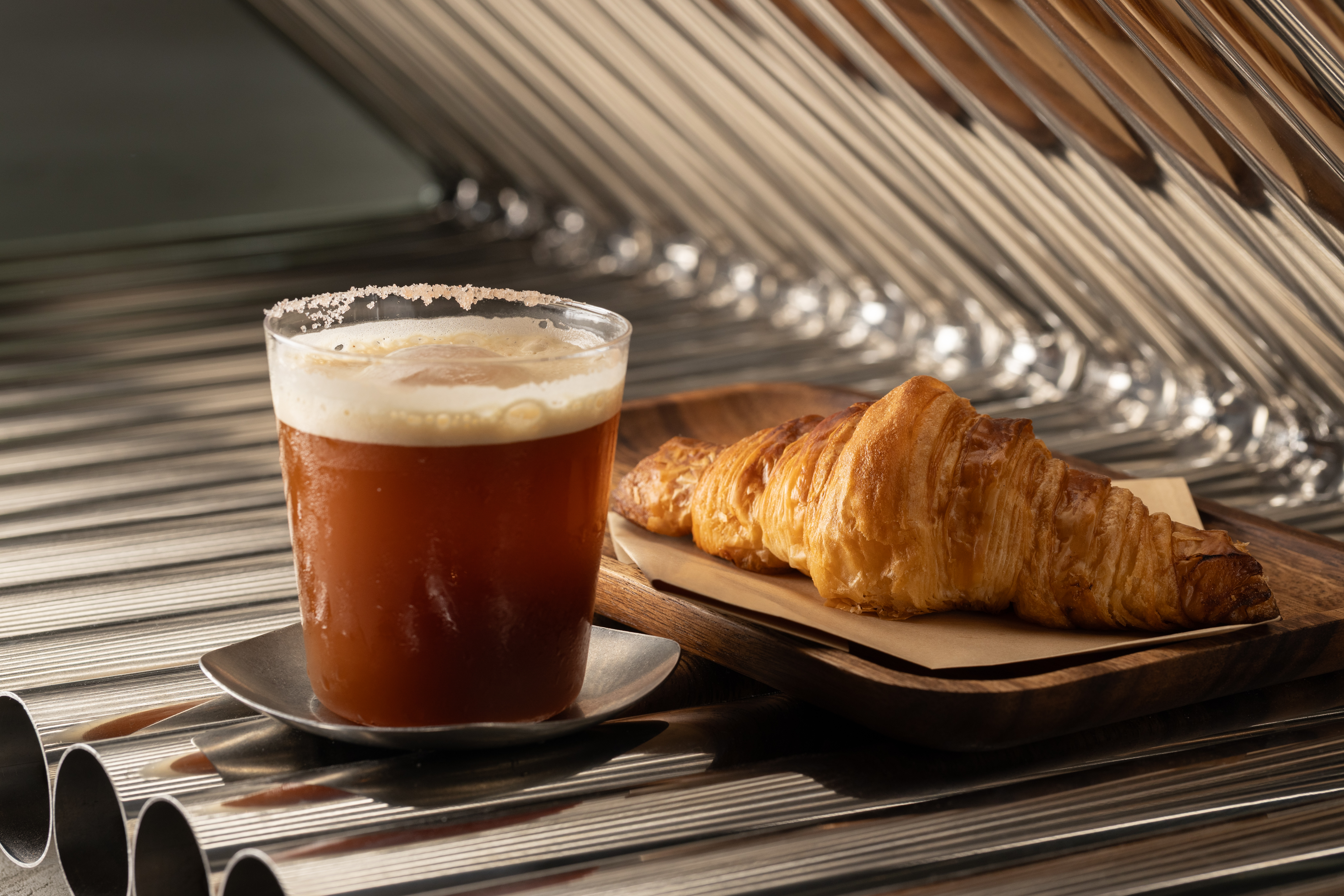 今年7月中旬新開在台北民生社區的「SeedDown Please Café」，以單車為主題，還將冠軍咖啡和冠軍麵包都共聚一堂。