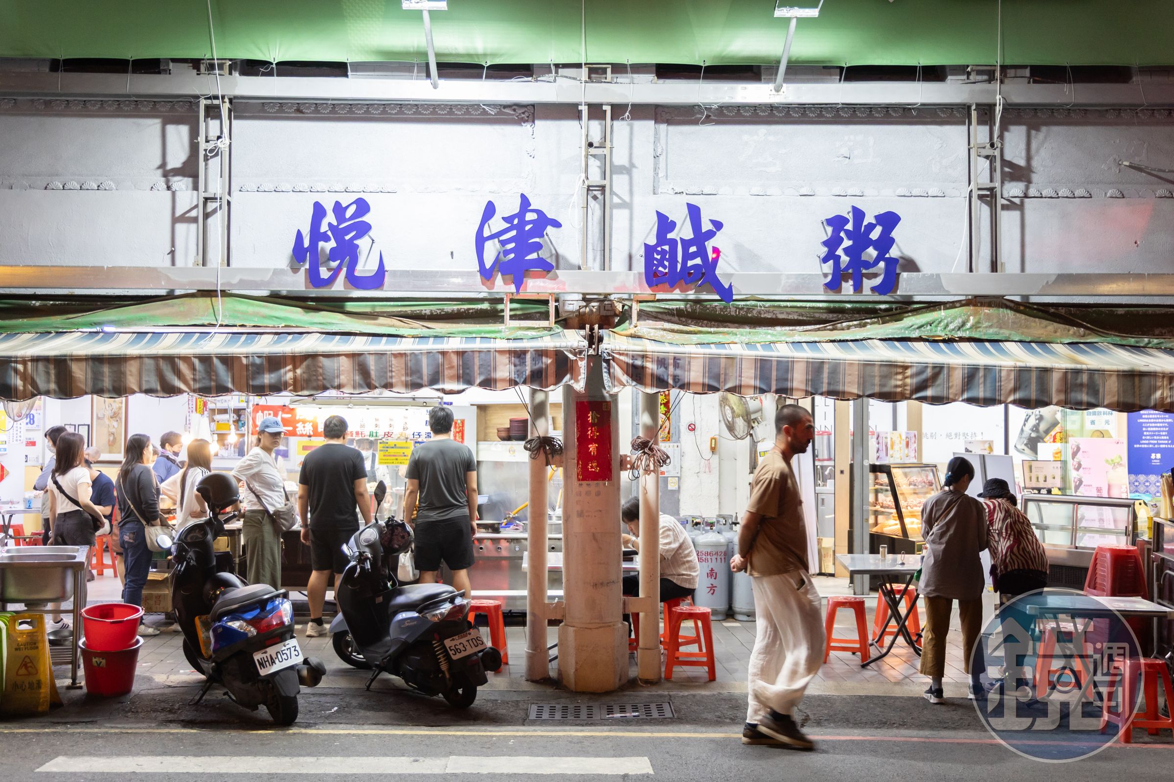 價格親民且24小時營業的「悅津鹹粥」，晚上生意比白天還熱鬧。