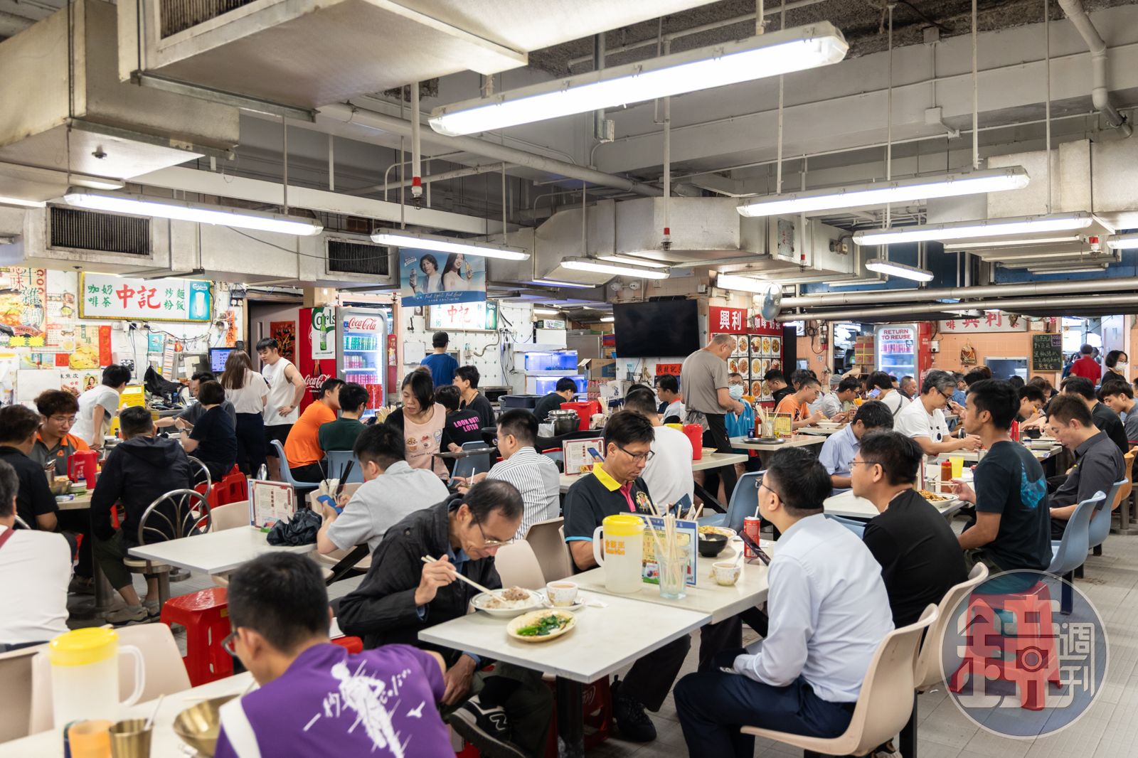 午餐時段，餐廳裡滿滿都是來用餐的人潮。