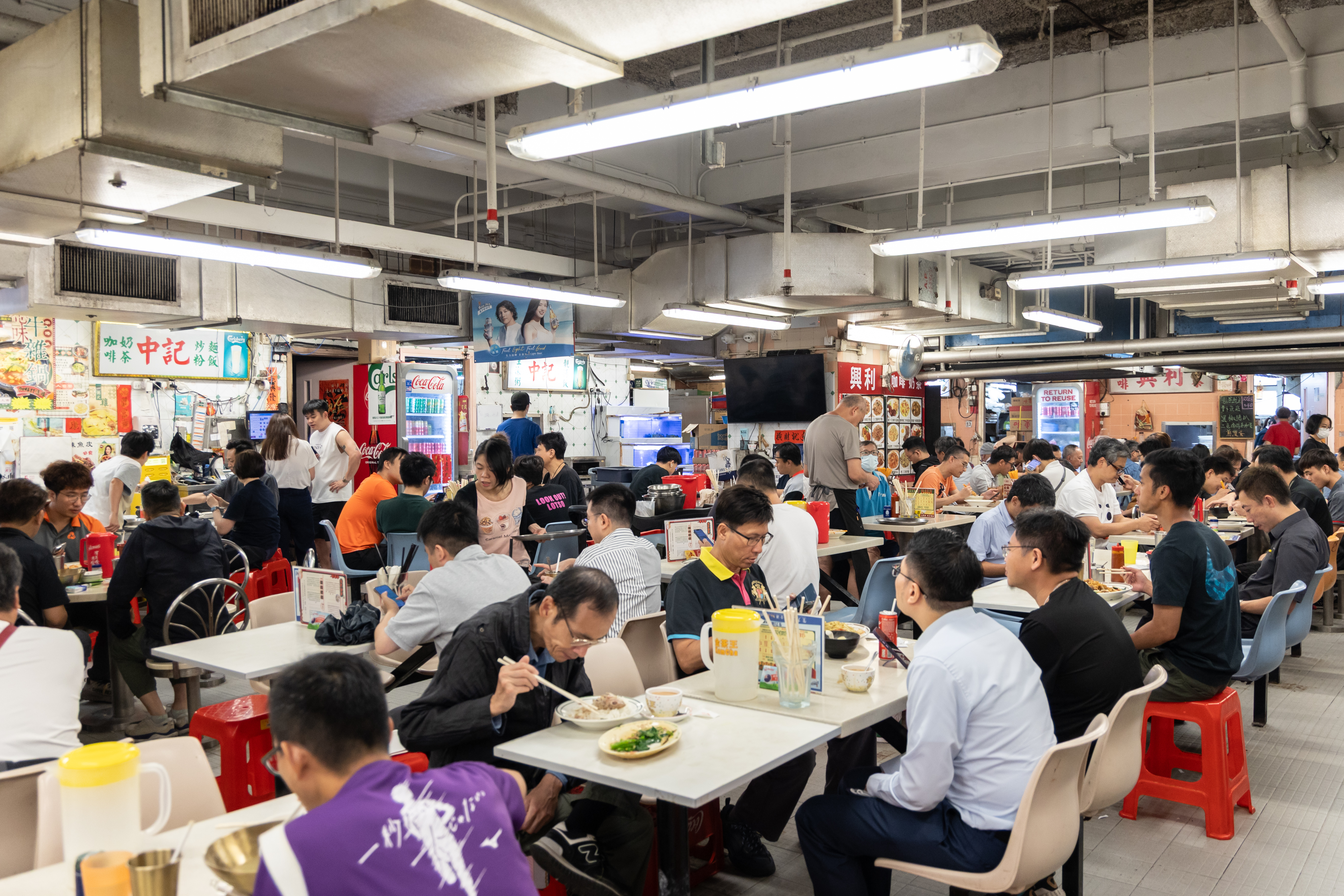 午餐時段,餐廳裡滿滿都是來用餐的人潮。