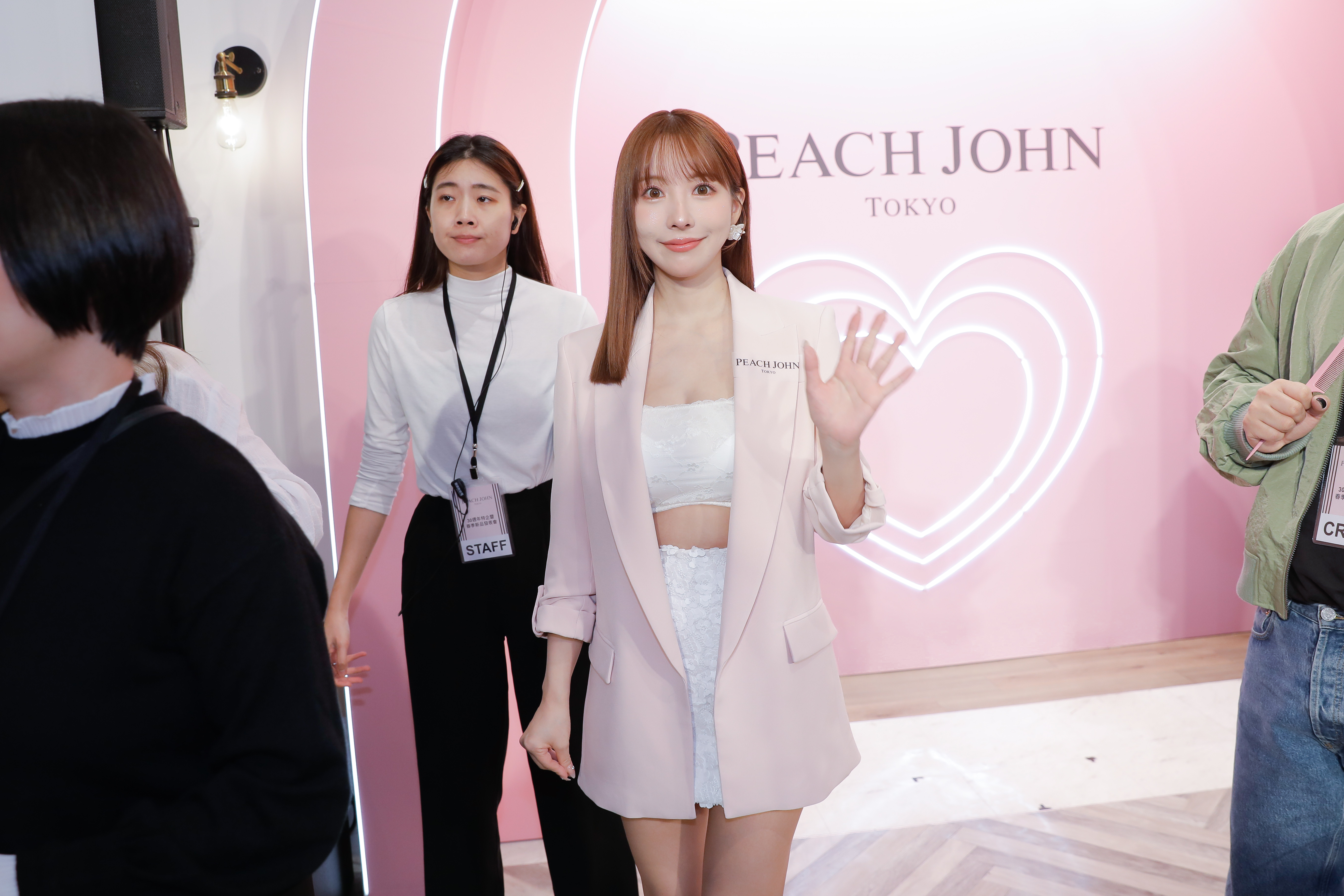 三上悠亞說自己高中第一次自己買內衣就是選擇PEACH JOHN，「因為它很有名，款式也很可愛。」