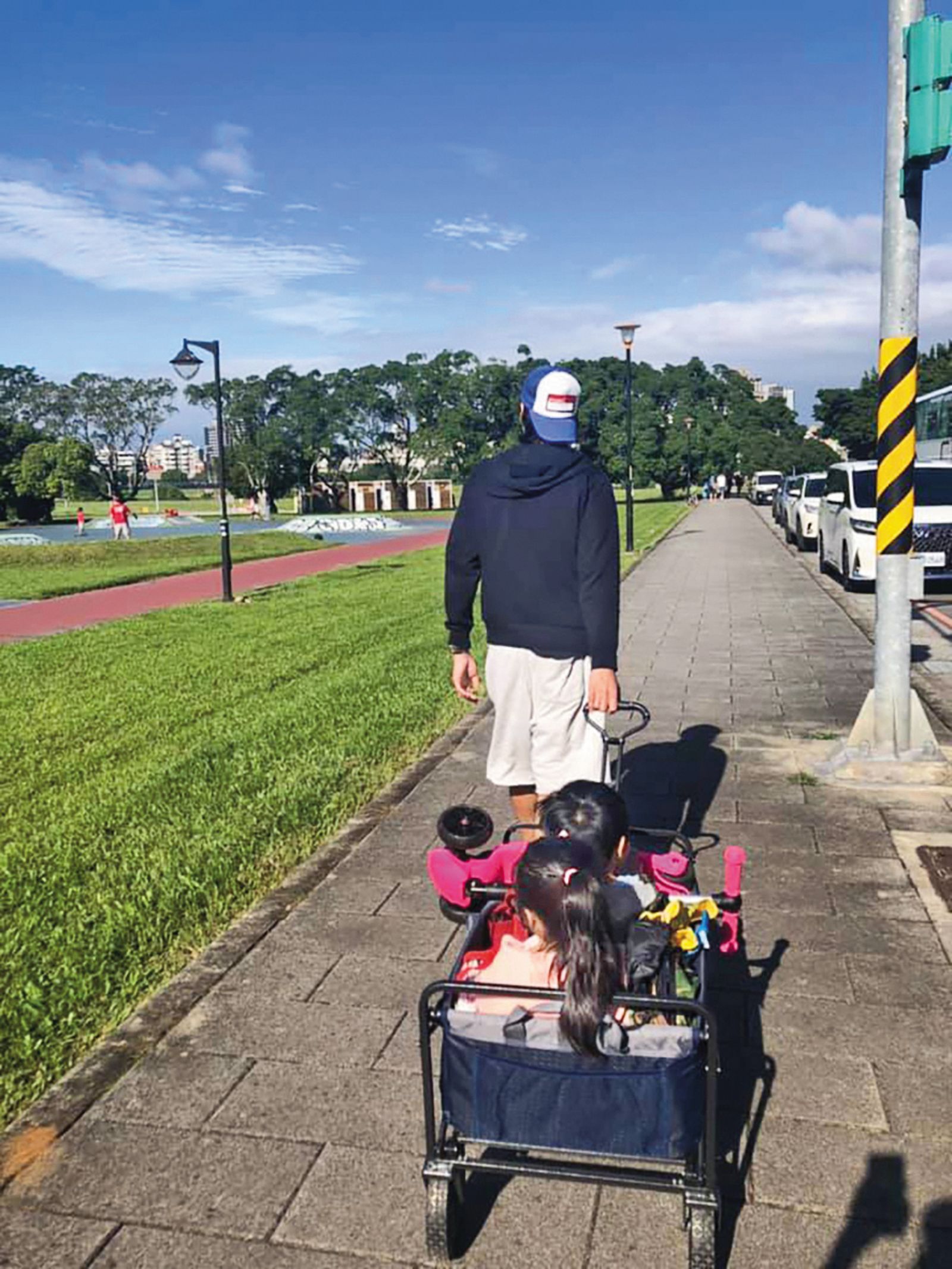 藍正龍6年前曾分享用拉車遛小孩的有趣畫面。（翻攝自藍正龍臉書）