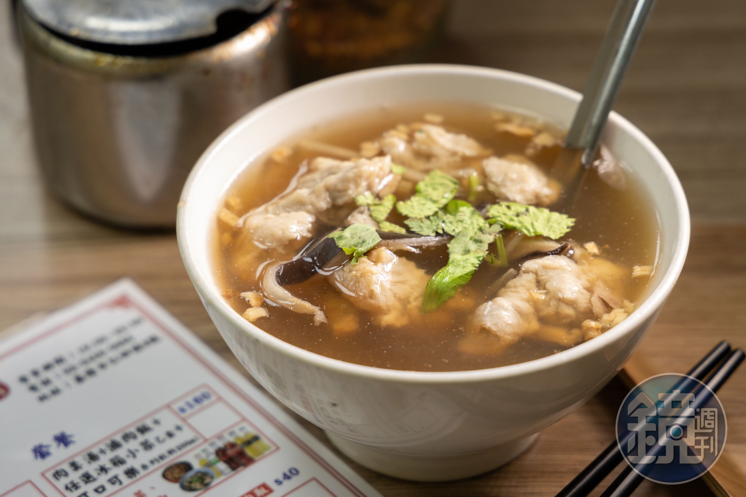 「肉羹湯」吃得到魚皮的滑嫩與膠質，與湯頭相輔相成。（70元／碗）