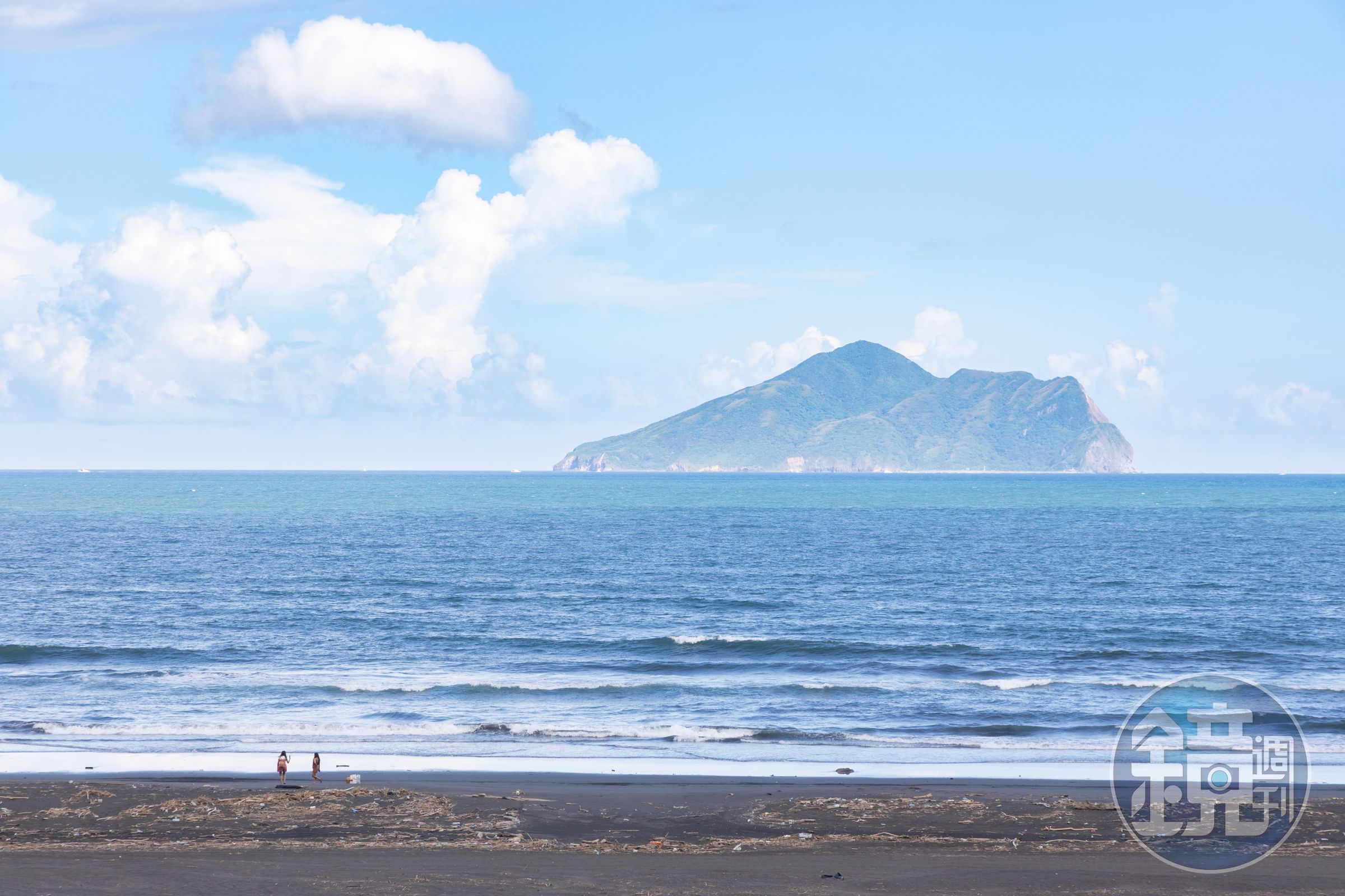 民宿依山面海，推開門就能奔向沙灘與大海。