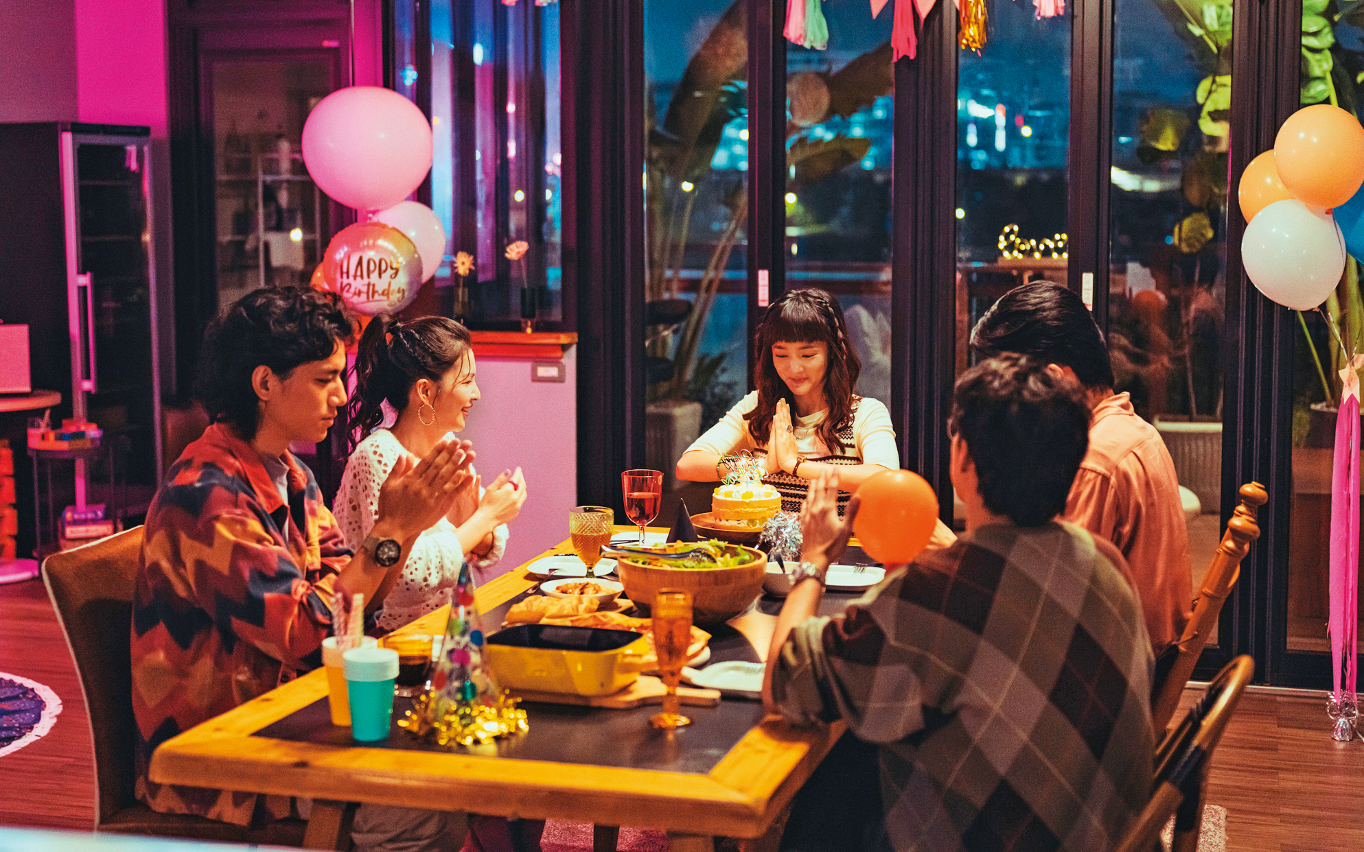 單元〈戀愛實境秀〉以王淨（左三）和朱軒洋（左一）為主角，全劇8成演員亦短暫出場，待後續單元展開不同故事。（Netflix提供）