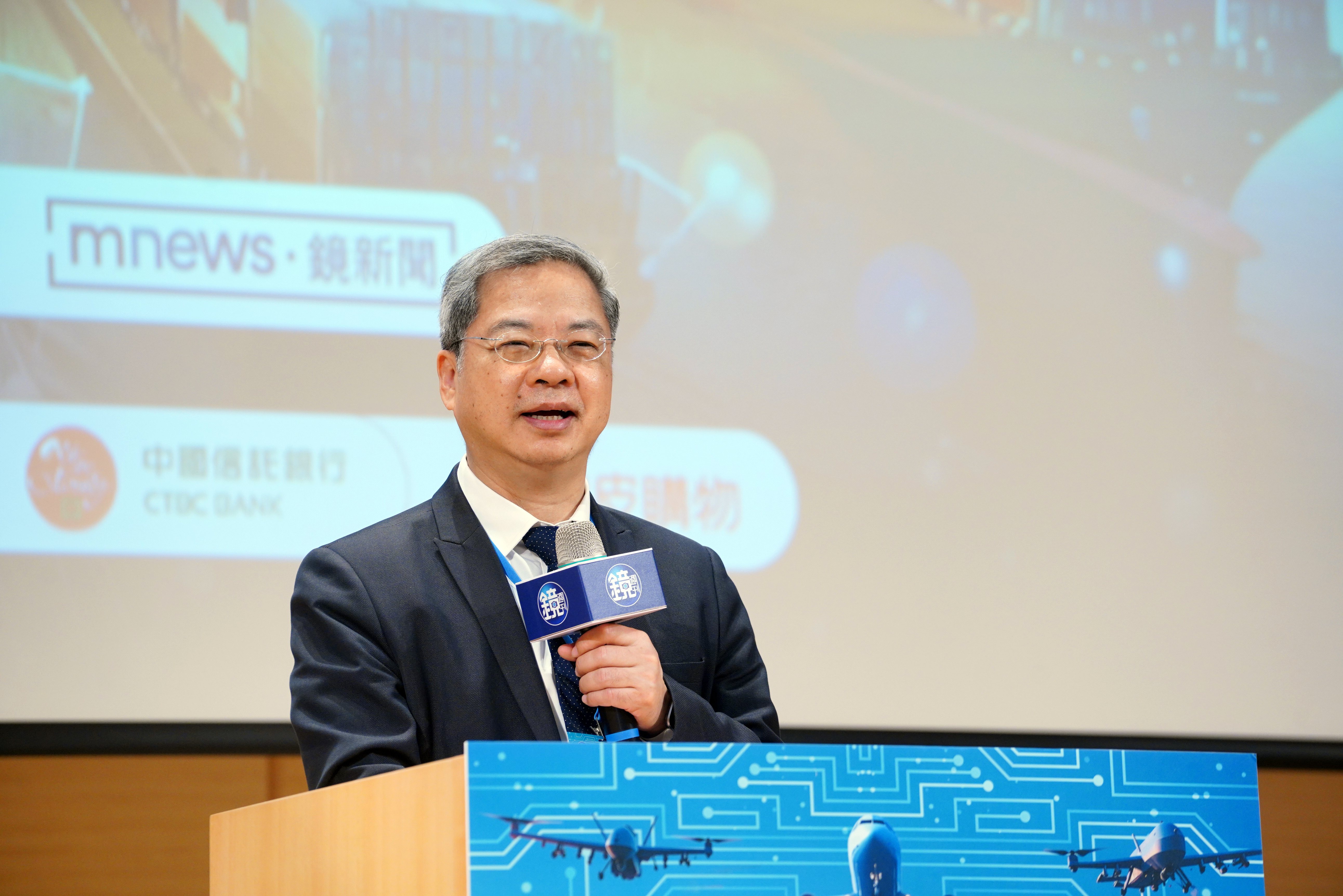 行政院龔明鑫秘書長表示，不管關稅或貿易調查情勢怎樣變化，台灣只要持續站穩ICT的領先角色，在全球資通訊供應鏈中的重要性將與日俱增。