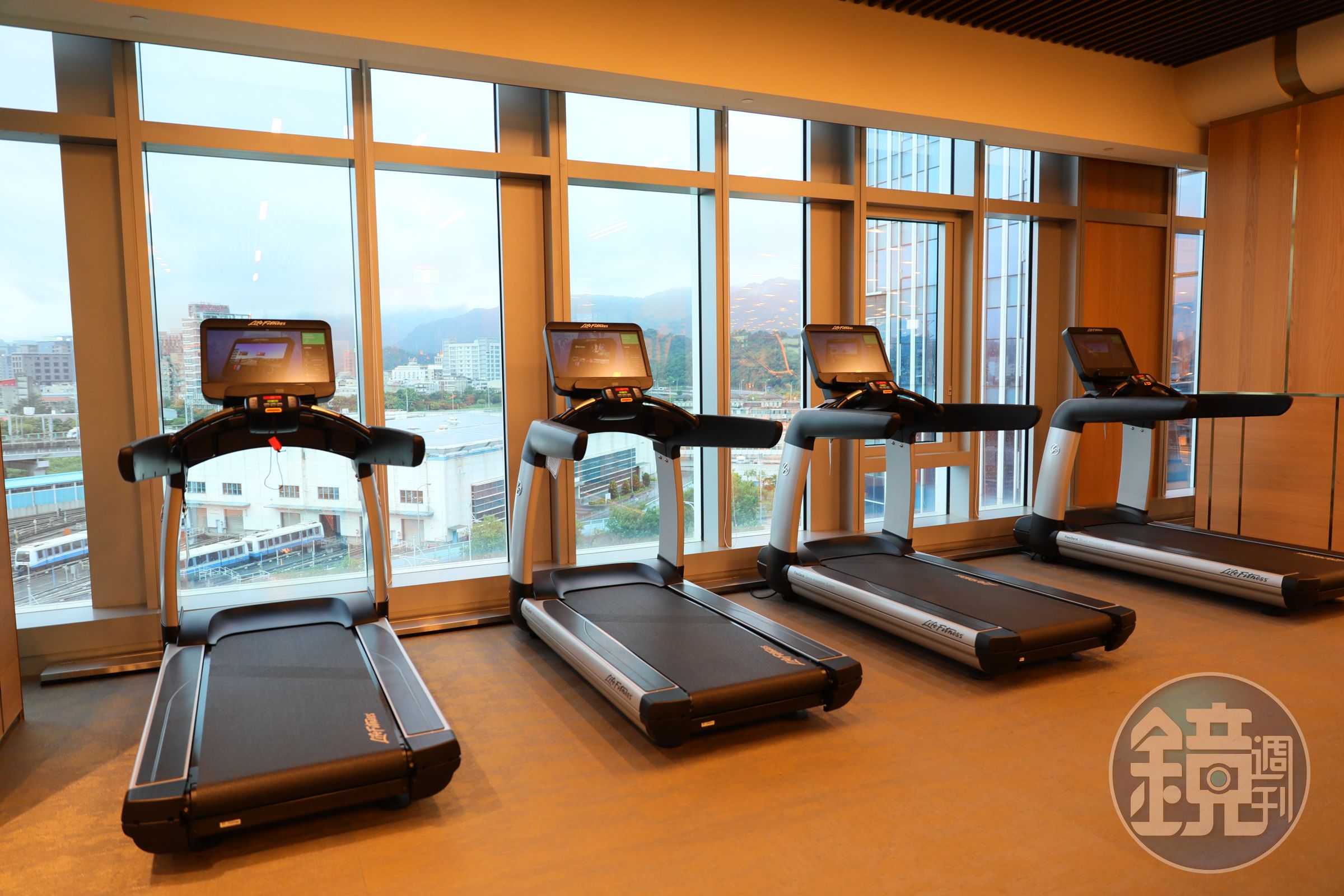 刷房卡進出的24小時健身房，採用全球最大知名健身器材品牌Life Fitness全系列產品。