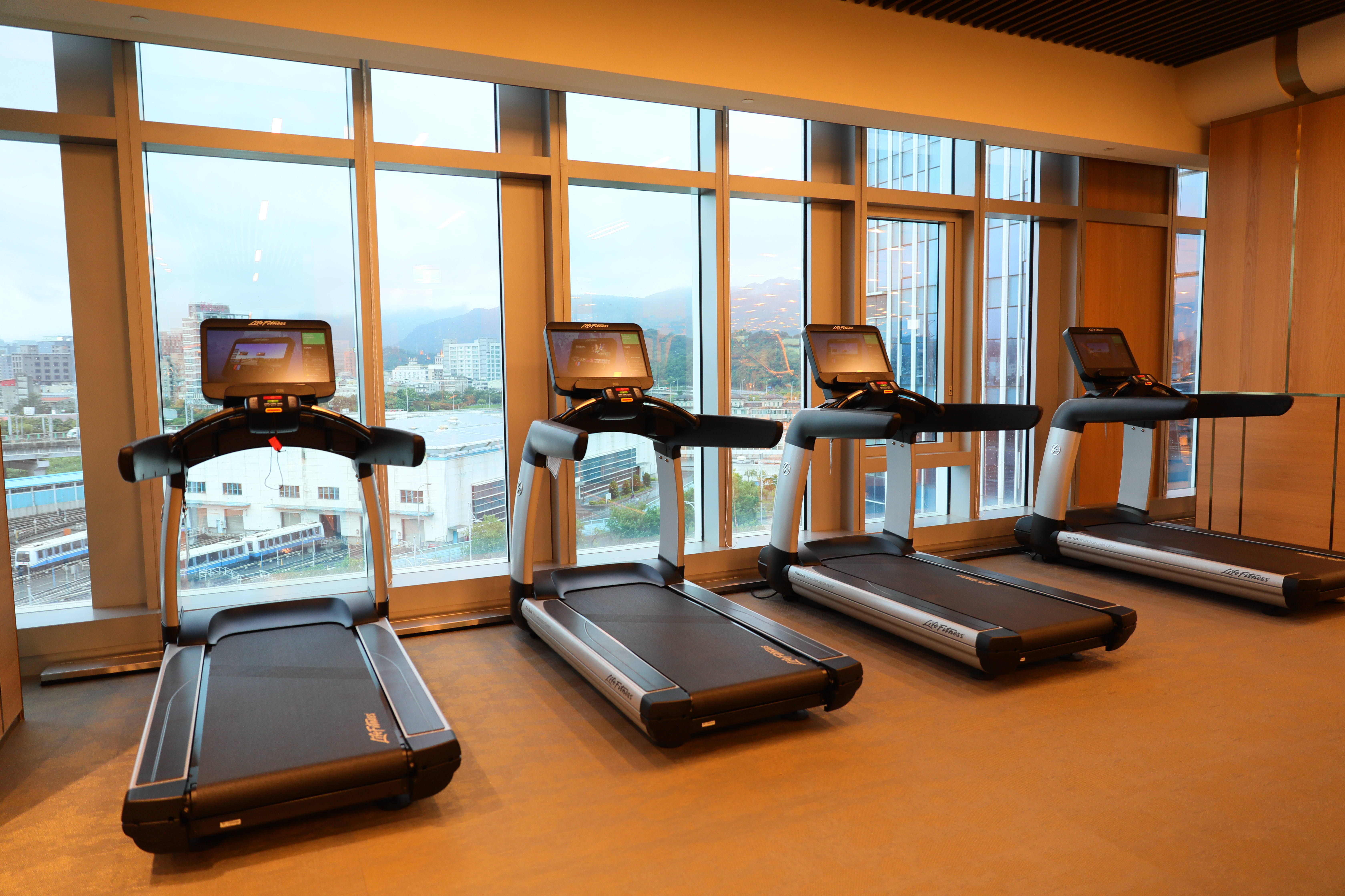 刷房卡進出的24小時健身房，採用全球最大知名健身器材品牌Life Fitness全系列產品。