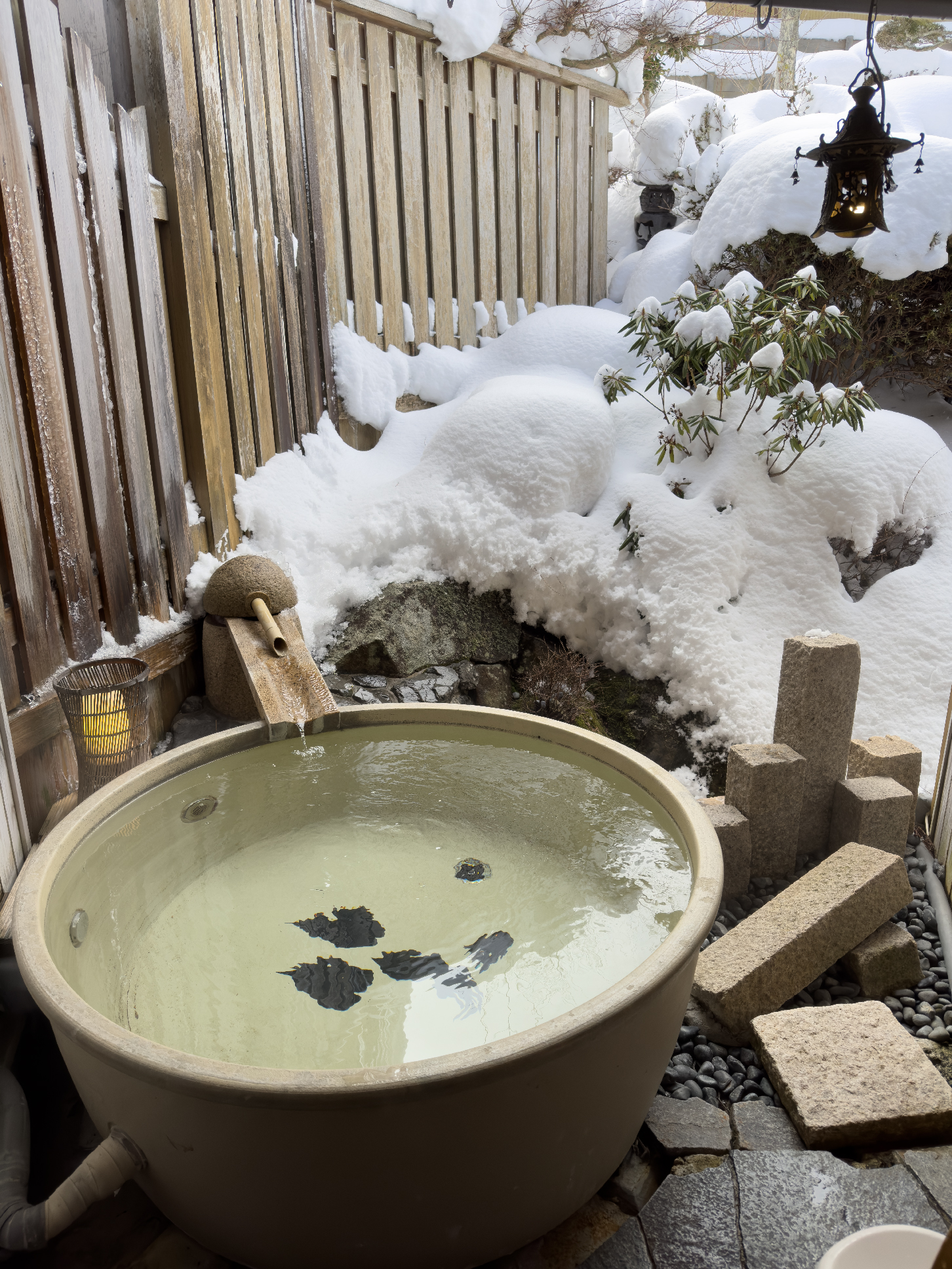 「角甚」是洞川溫泉唯一提供日歸溫泉的旅館，湯屋「露天風呂」可泡進陶缸泉池中賞雪景。