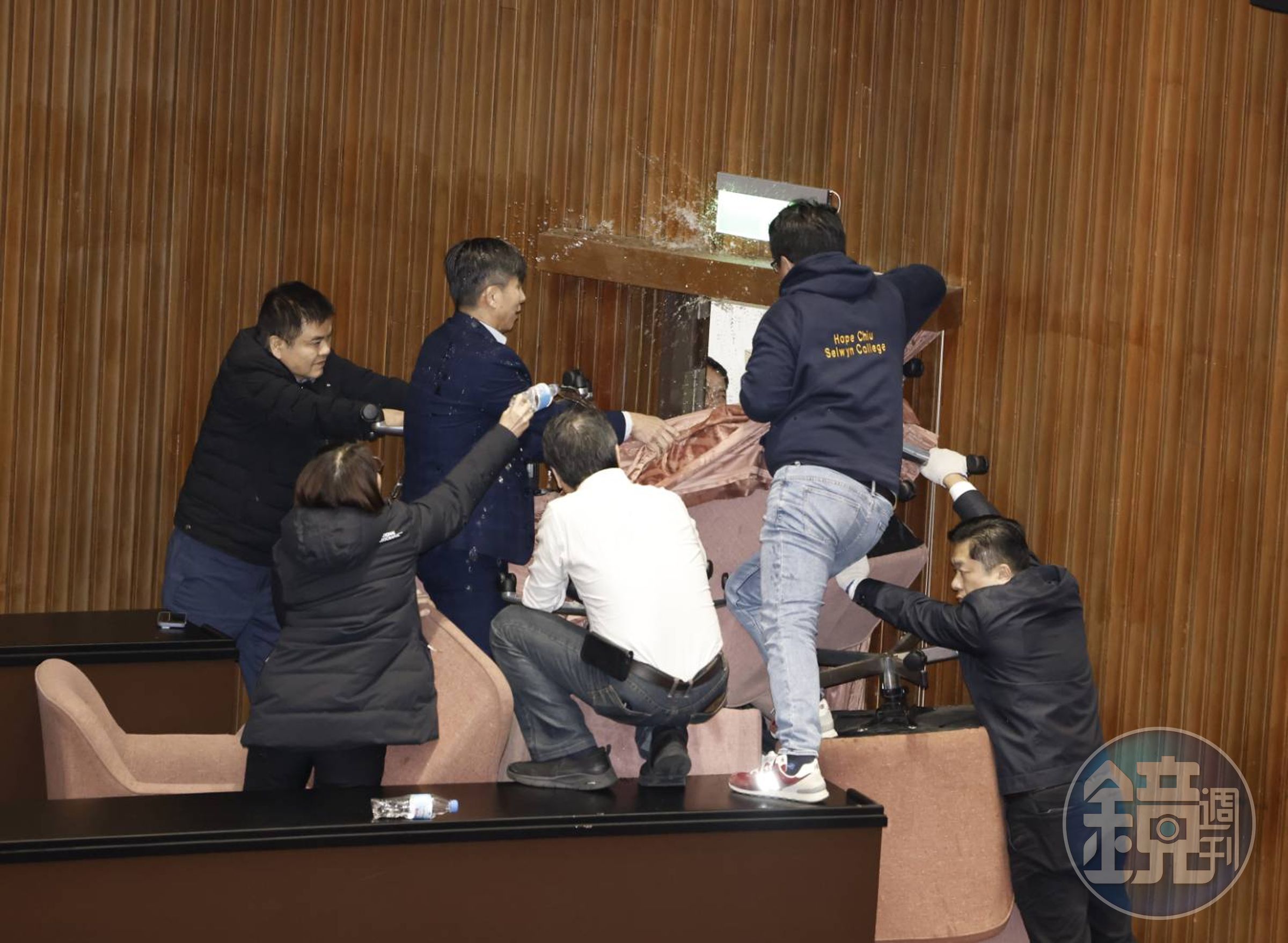 民進黨立委為了阻止藍營修法,封住議場大門,還潑水防止藍委進入。