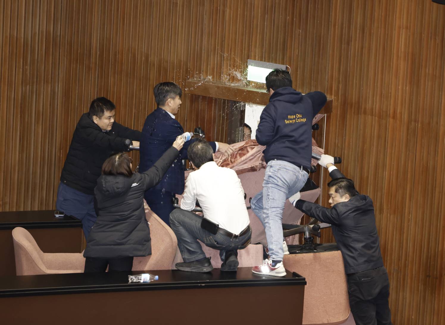 民進黨立委為了阻止藍營修法，封住議場大門，還潑水防止藍委進入。