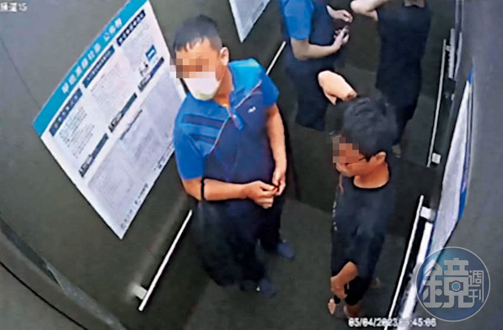 賴姓高中生（右）墜樓前身影曝光，當時他身穿黑色T恤，一旁藍衣男子（左）是剛跟他完成同婚登記的代書兒子夏男，2人搭電梯上樓幾乎沒有交談。（家屬提供）