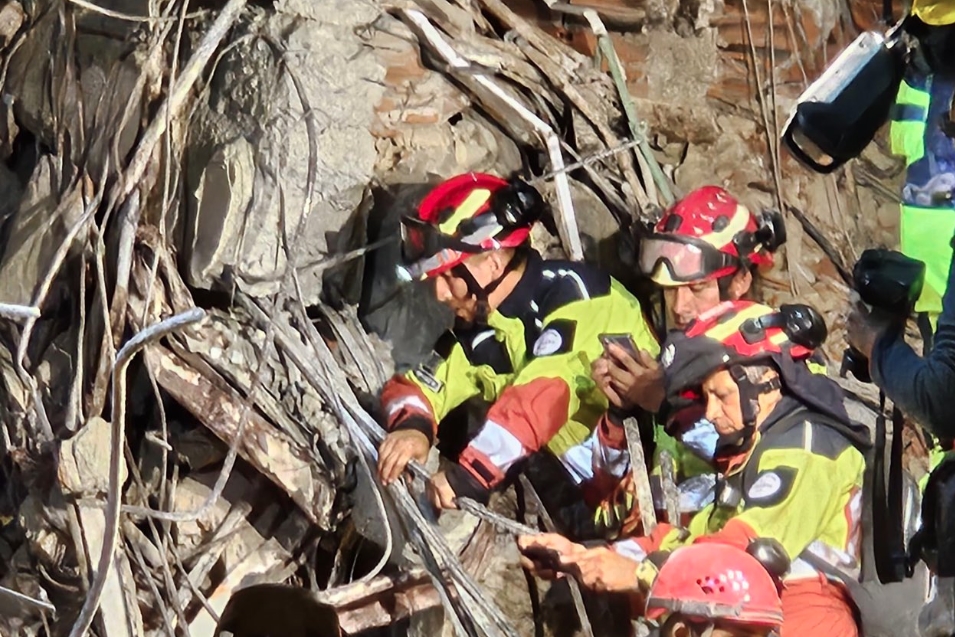 委內瑞拉日前遭雙重強烈地震打擊，造成至少1700人罹難，大量建築瞬間倒塌。（翻攝自@pabelml X）