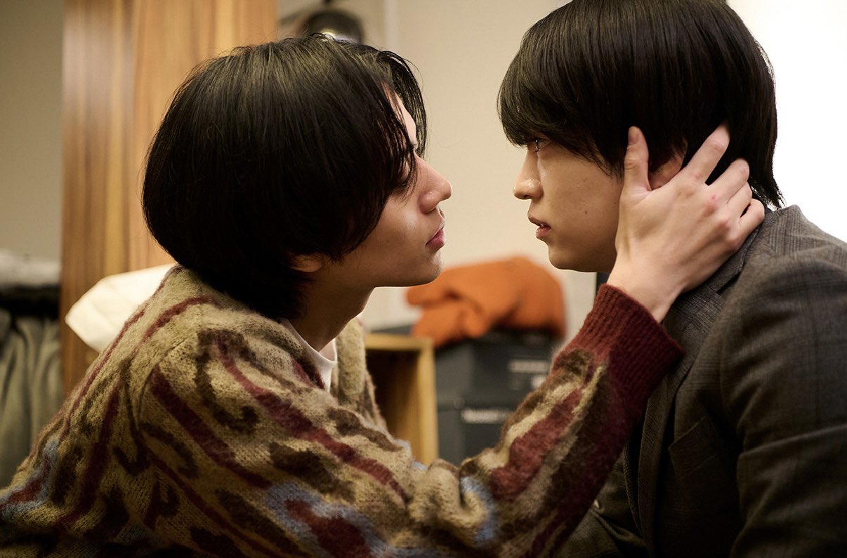 永瀬廉（左）與西畑大吾在《和富家少爺的戀愛太難了》的這場戲，兩人心中都在默念「千萬別親到！」（翻攝日劇官網X）