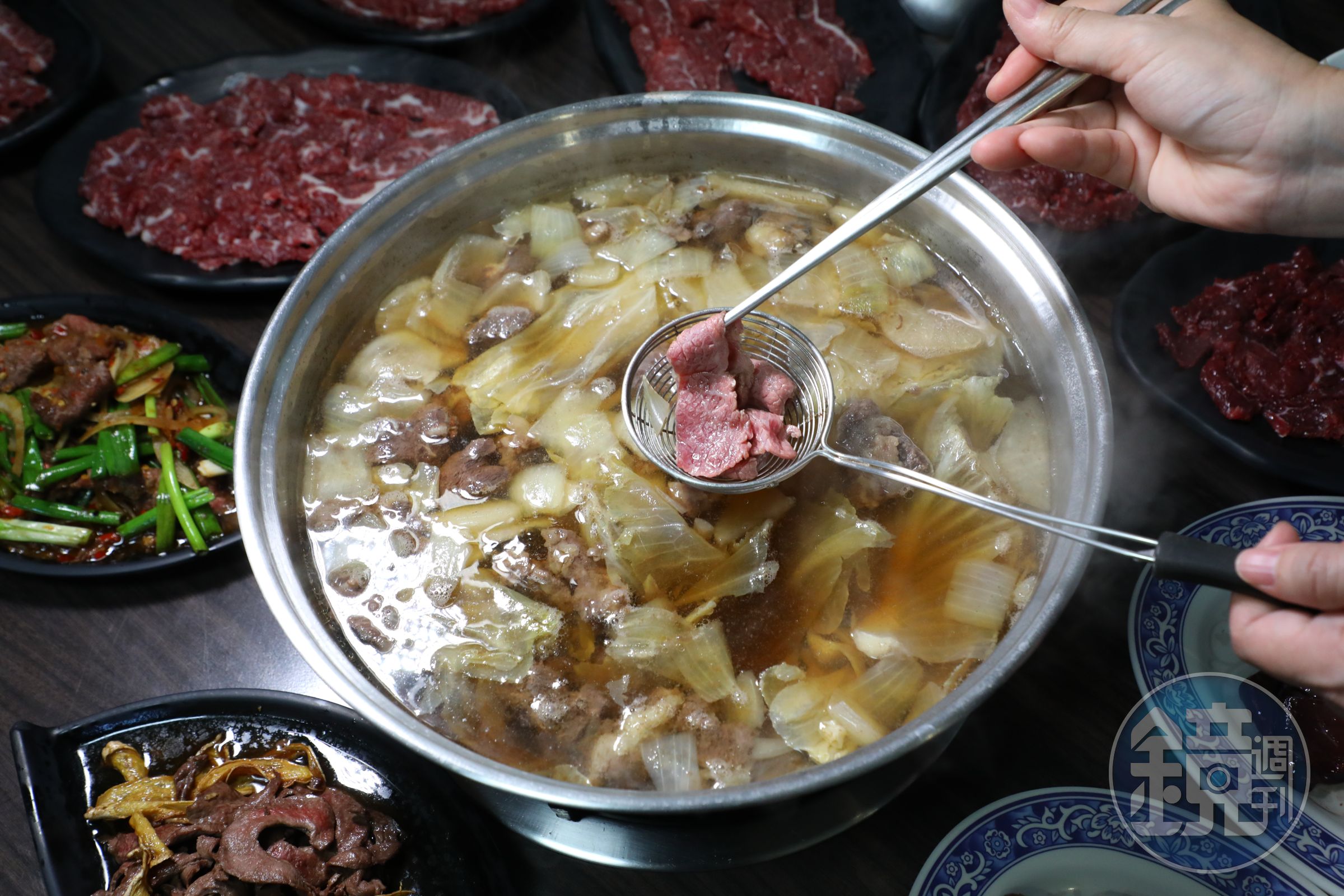 湖東用蔬菜、牛骨和半筋半肉鍋底肉熬湯，無論涮扇子肉、獅頭心、肚子肉與排骨肉，都鮮甜美味。（鍋底100元／鍋）