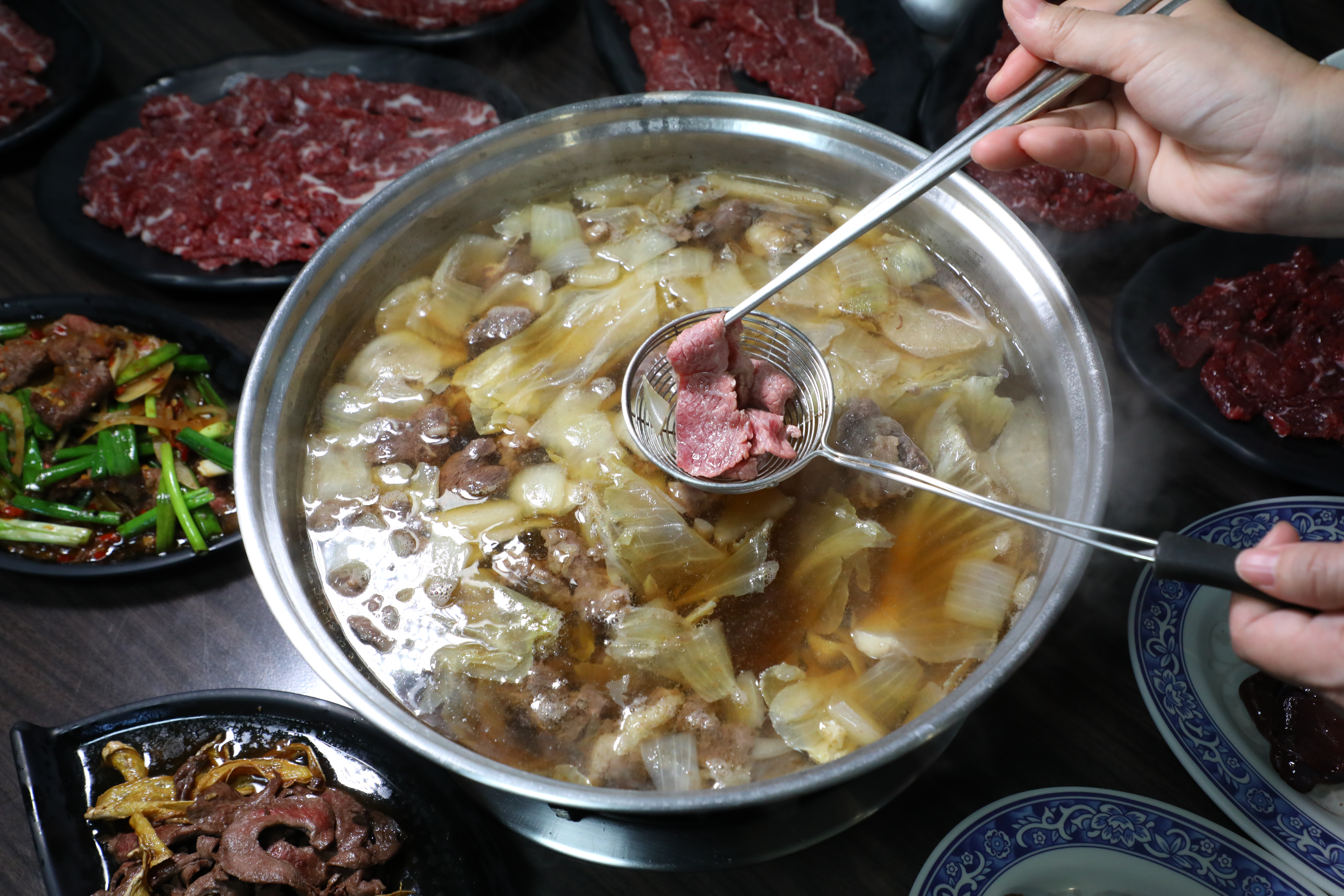 湖東用蔬菜、牛骨和半筋半肉鍋底肉熬湯，無論涮扇子肉、獅頭心、肚子肉與排骨肉，都鮮甜美味。（鍋底100元／鍋）
