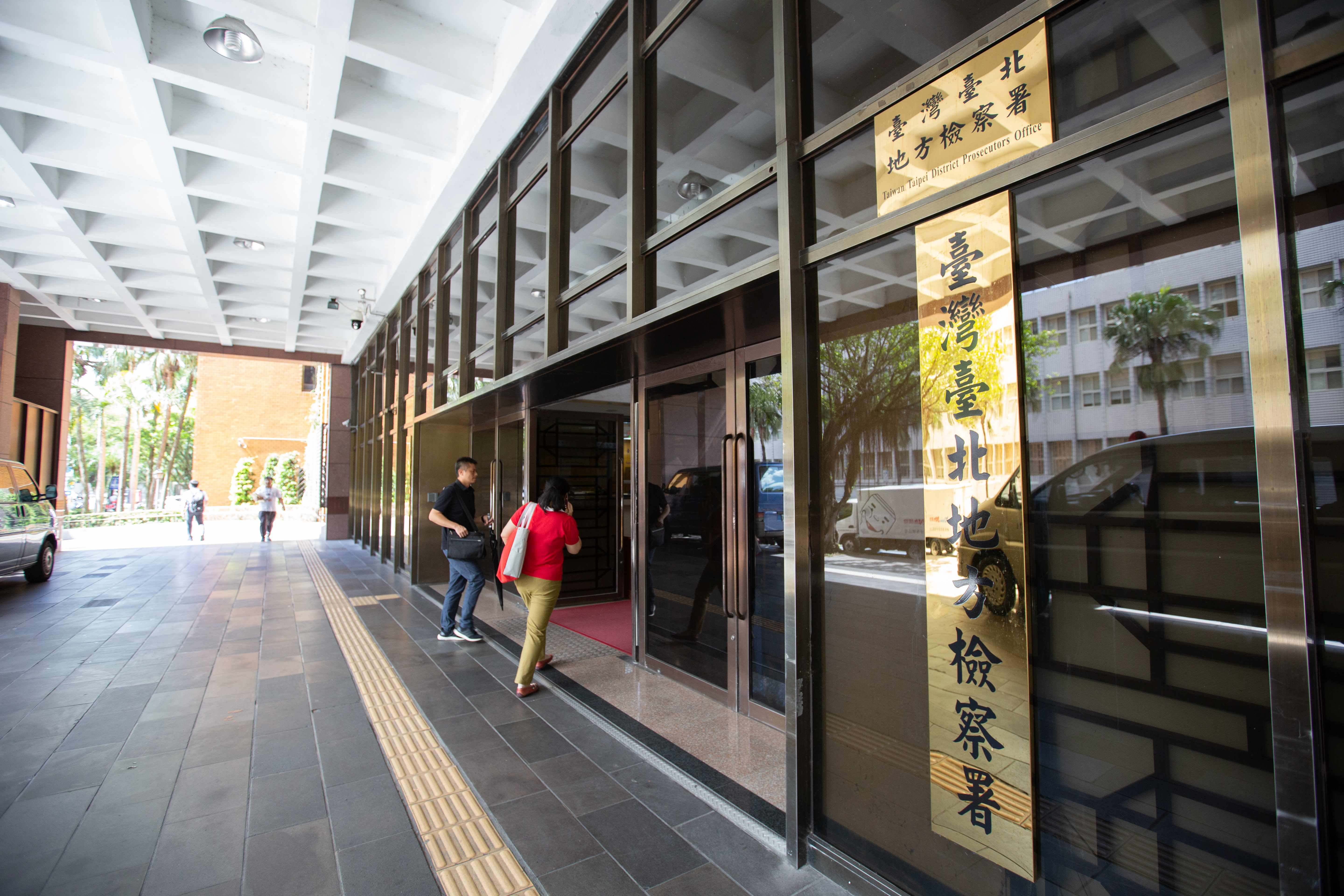 台北地檢署掌握北市41名里長涉接受招待，今檢方立即指揮調查局、北市警局、移民署等單位兵分6路搜索，依反滲透法擴大偵辦中。