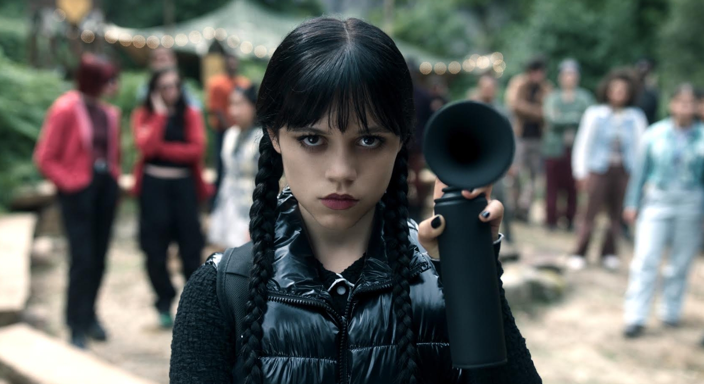 黑暗少女星期三回到奈落學院，被同學當成英雄崇拜，讓她真心想死。（Netflix提供）