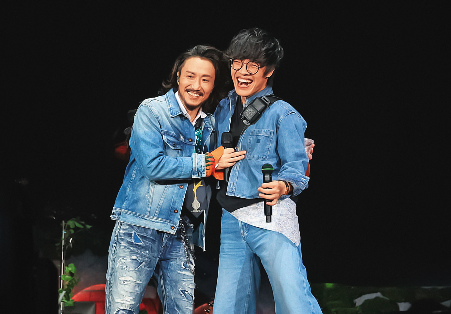 9月底盧廣仲（右）還去當了鄭中基（左）高雄演唱會的嘉賓，2位歌王飆歌，觀眾大呼過癮。（翻攝自盧廣仲IG）