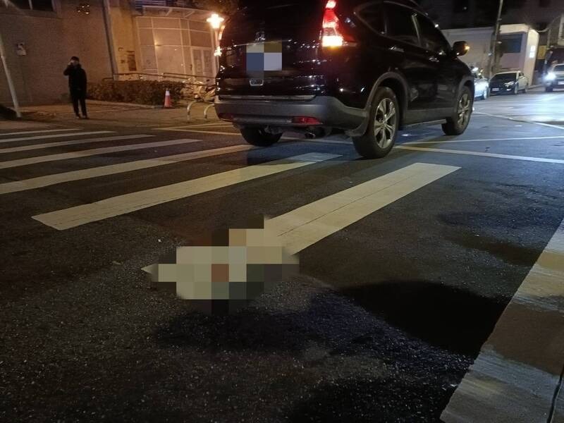 一名行人疑似不滿吸到小黃司機的二手菸，雙方發生爭執，行人遭小黃司機打倒在地，接著被後方來車輾斃。（翻攝畫面）