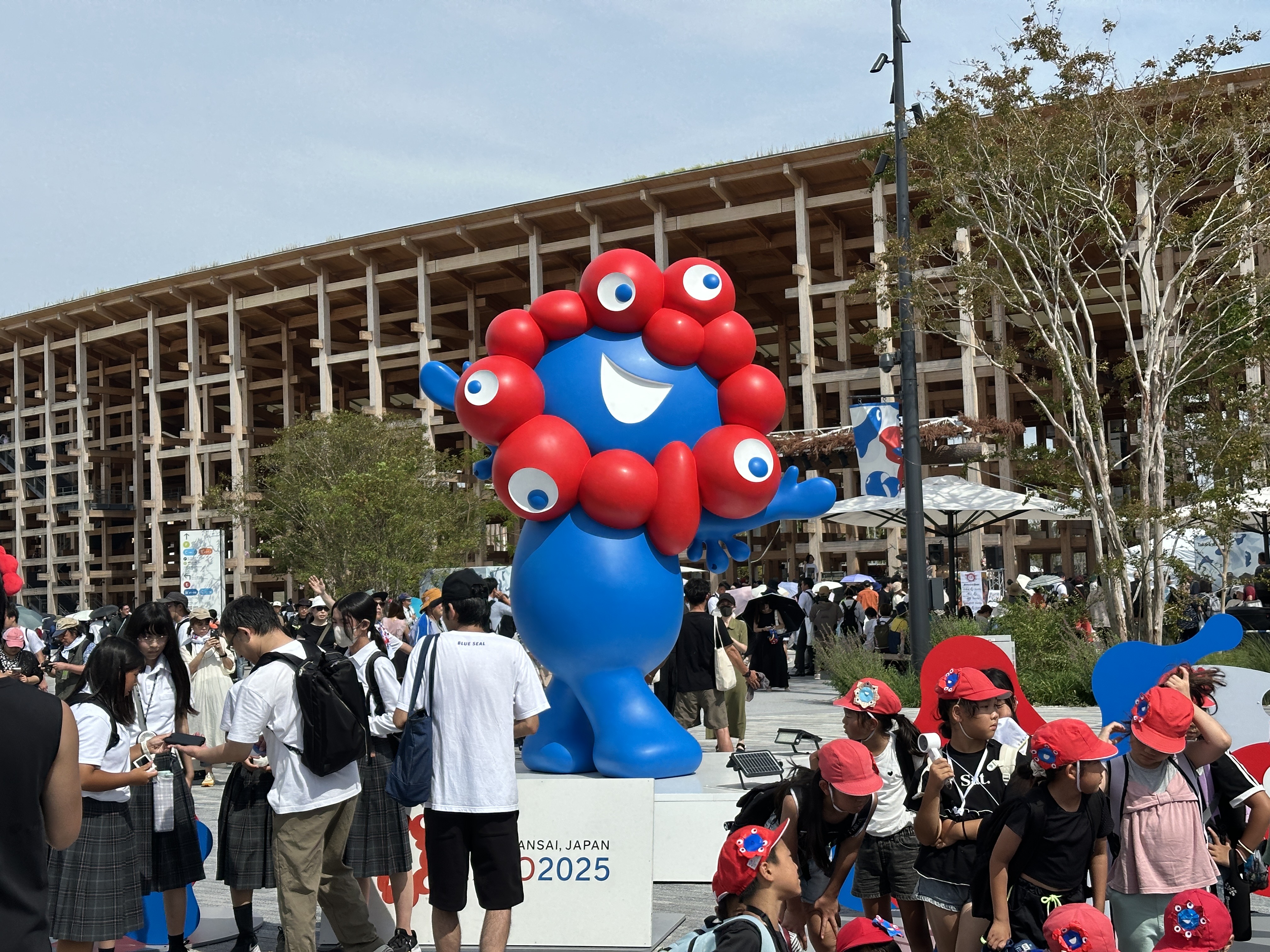 大阪萬博的吉祥物脈脈頗受歡迎，他的「接班人」近日也公開同台亮相了。